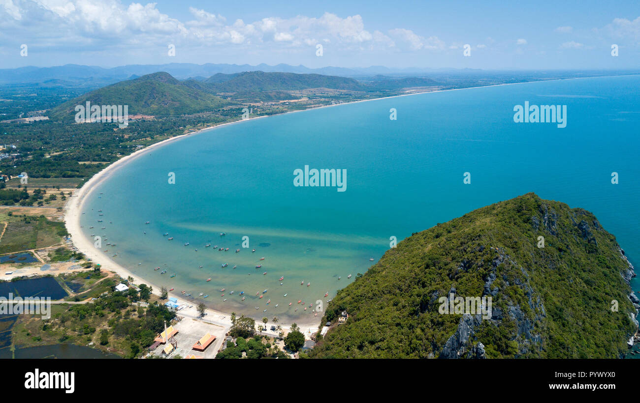 Vue aérienne de la plage Ao Manao bay dans la province de Prachuap Khiri Khan, Thaïlande Banque D'Images