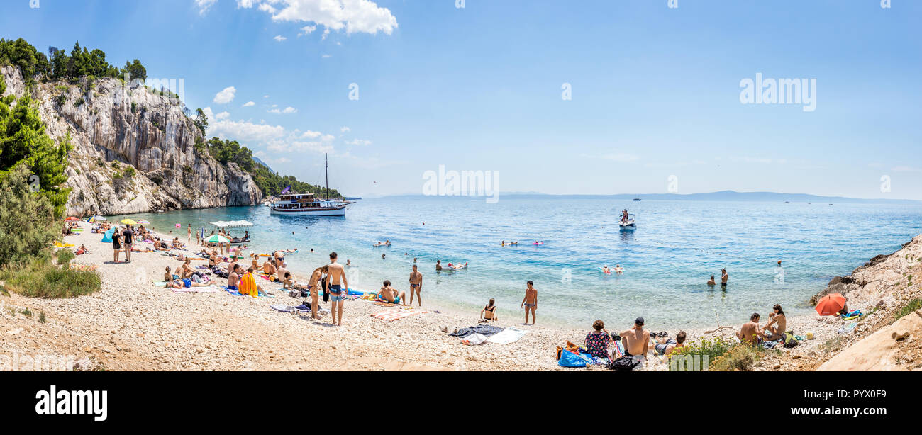 MAKARSKA, CROATIE - Juillet 19, 21018 touristes : détente à la plage près de Nugal merveilleux village de Makarska, belle méditerranéenne seascape, Croatie Banque D'Images