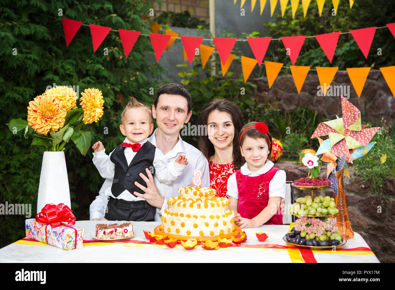 Famille De Quatre Personnes Pere Mere Fils Fille Et Celebre L Anniversaire De Sa Fille De Trois Ans Assis A Une Decoration De Fete Decoration De Table Et Un Gros Gateau Delicieux Photo Famille De Quatre Personnes Pere Mere Fils Fille Et Celebre L Anniversaire De Sa Fille De Trois Ans Assis A Une Decoration De Fete Decoration De Table Et Un Gros Gateau Delicieux Photo