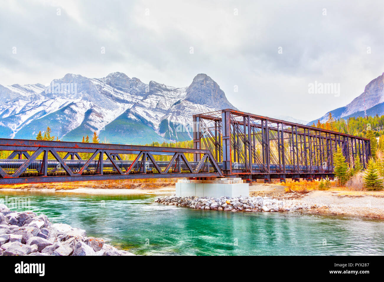 Canmore historique pont moteur est un pont en treillis au-dessus de la rivière Bow dans les Rocheuses canadiennes de l'Alberta. Le pont a été construit par le Canadien Pacifique R Banque D'Images