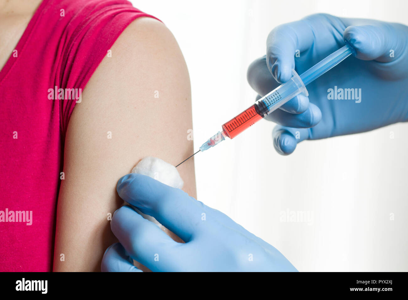Le médecin vaccine avec une seringue. Banque D'Images