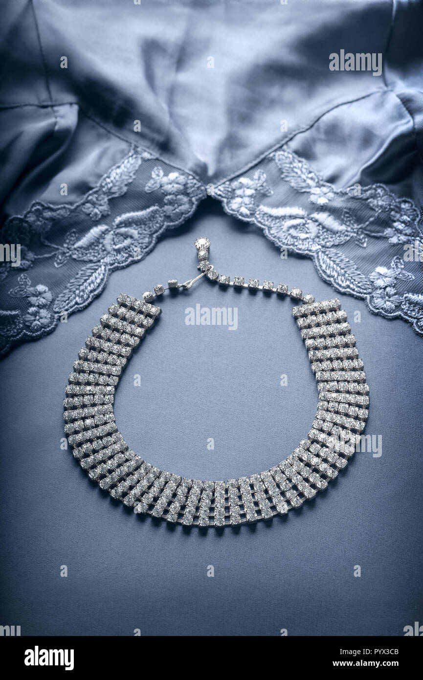 Faux collier de diamants et garnis de dentelle lingerie. Banque D'Images