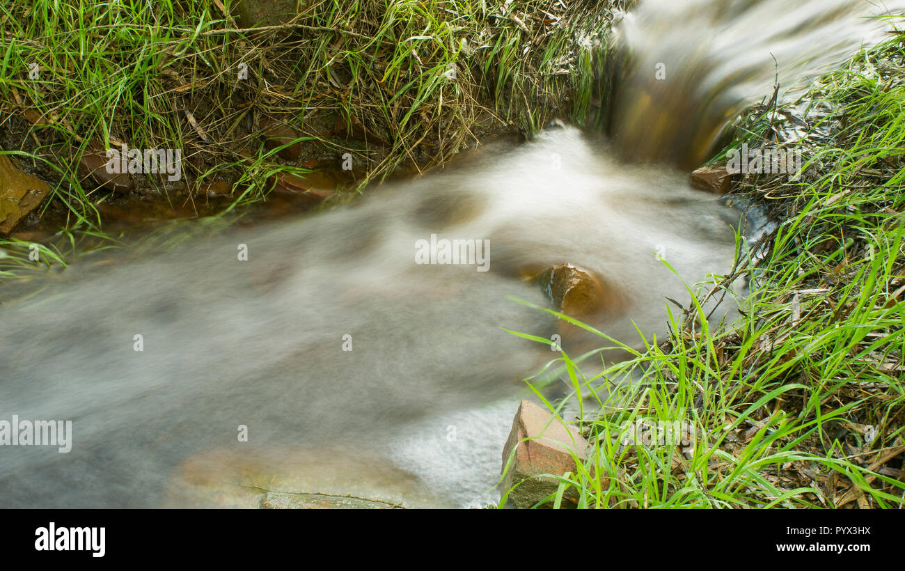 Une longue exposition d'eau à travers un ruisseau sur Kangaroo Island en Australie du Sud, Australie. Banque D'Images