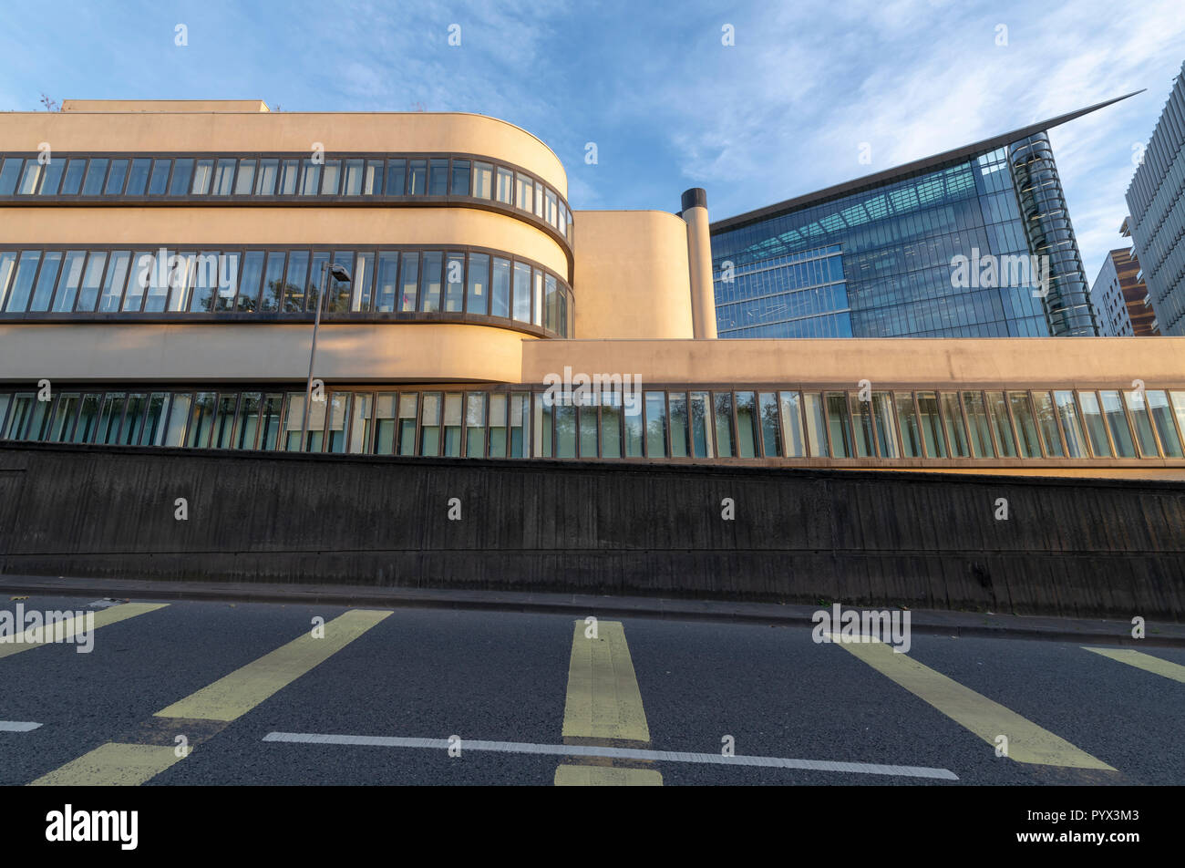 Le bâtiment moderniste Battleship à Paddington de Londres. Construit comme un dépôt d'entretien des chemins. Maintenant à la maison à Virgin Media entre autres. Banque D'Images