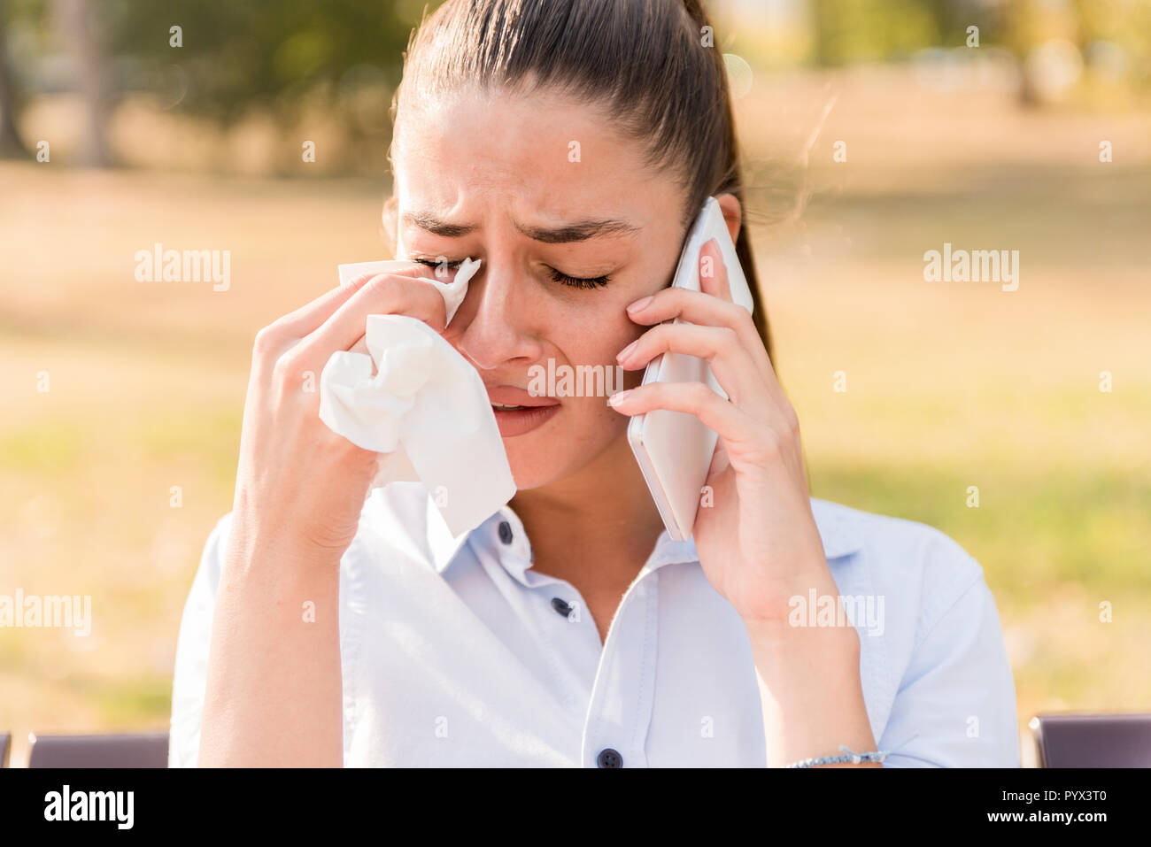 Jeune Femme Triste Pleure Quand Vous Parlez Au Telephone Mobile Dans Le Parc Sur Un Banc Photo Stock Alamy