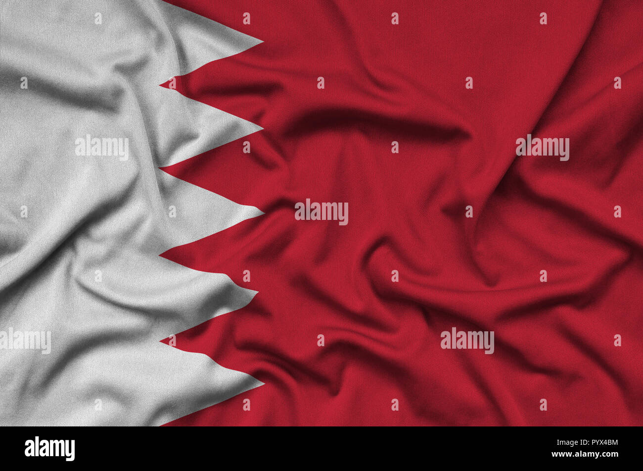 Drapeau de Bahreïn est représenté sur un tissu de sport avec de nombreux plis. L'équipe Sport forme banner Banque D'Images