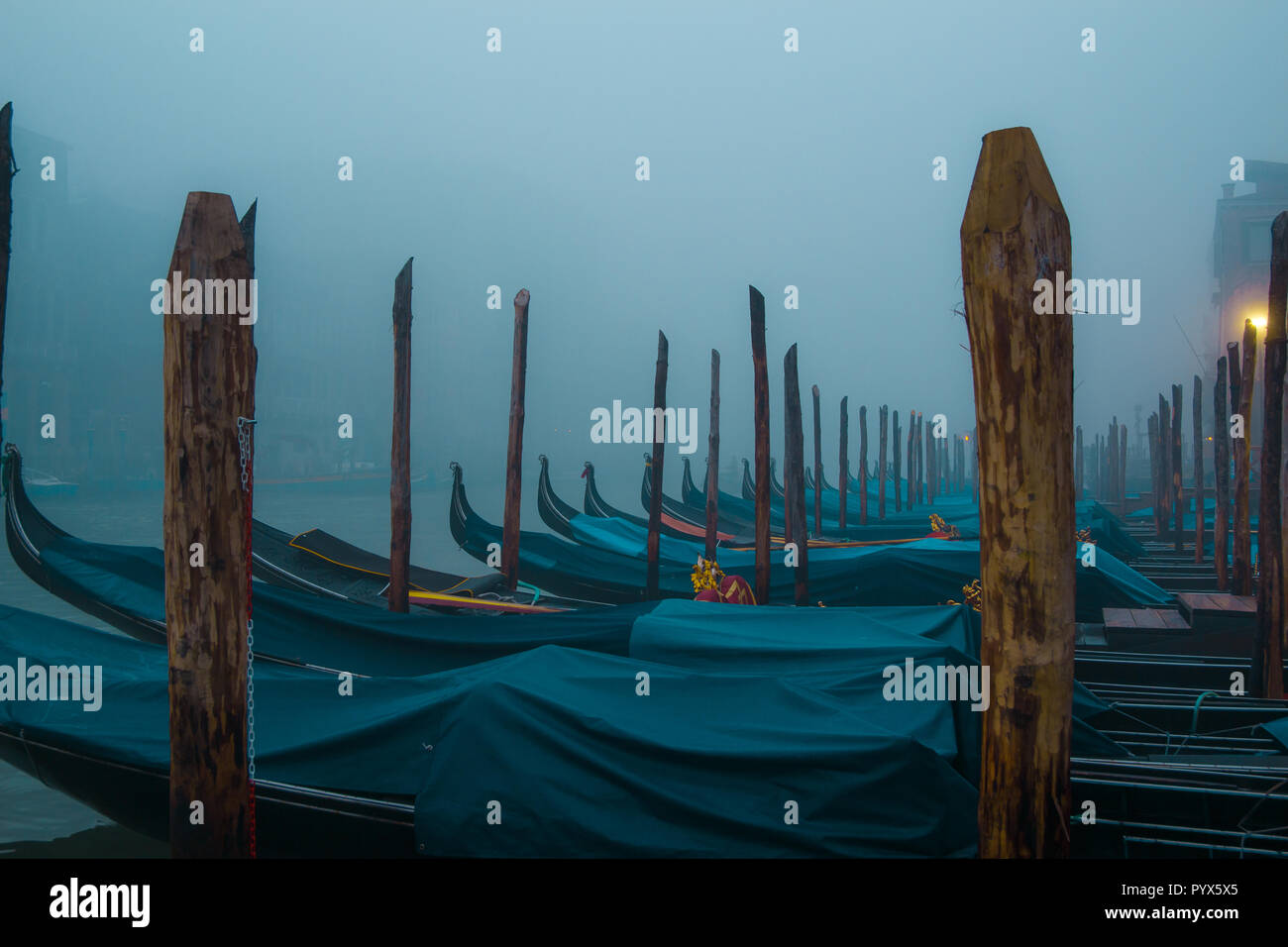 Gondoles sur un matin brumeux à Venise Italie (pas de personnes) Banque D'Images