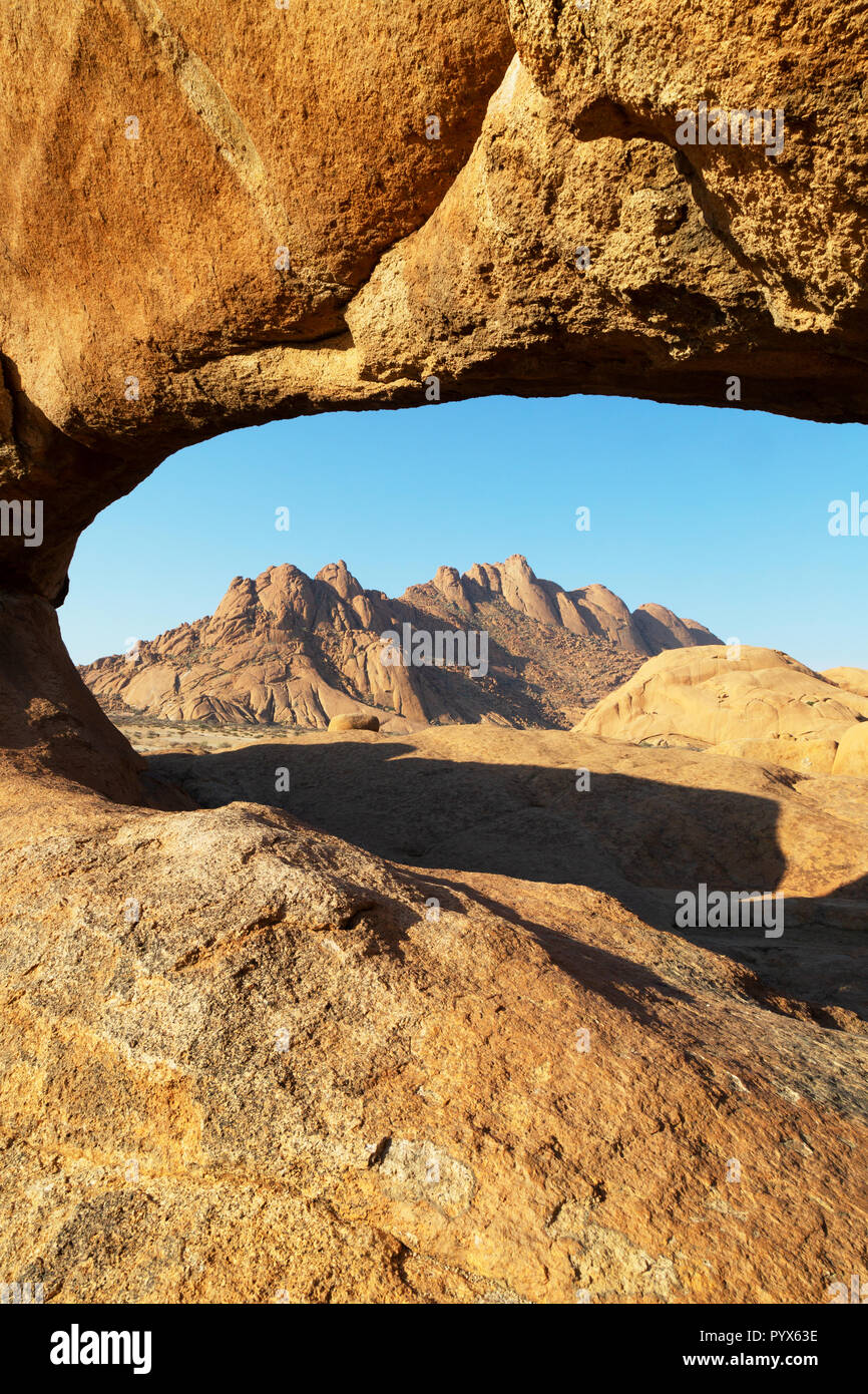 Paysage de la Namibie ; rock arch à Spitzkoppe, exemple de paysages africains, Afrique Namibie Spitzkoppe, Banque D'Images