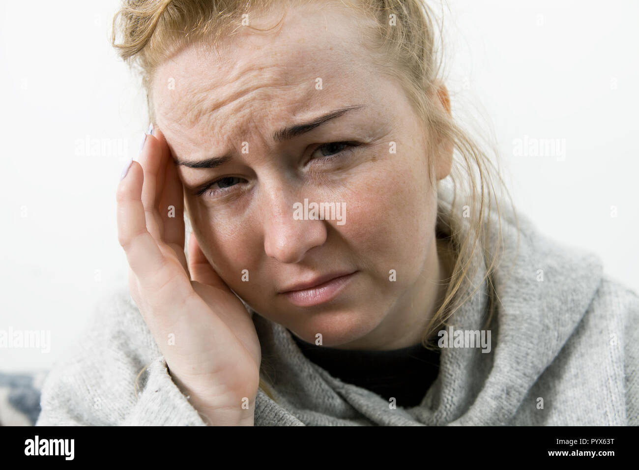 Souligné épuisé jeune femme ayant une forte céphalée de tension. Banque D'Images