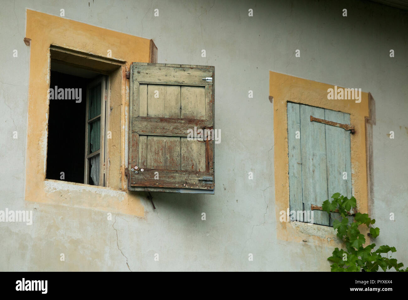 Chambre en France avec des fenêtres en trompe-l'Œil peint en trompe,,L,Oeil, / en trompe-l'oeil peint des châssis de fenêtre. (89) Banque D'Images