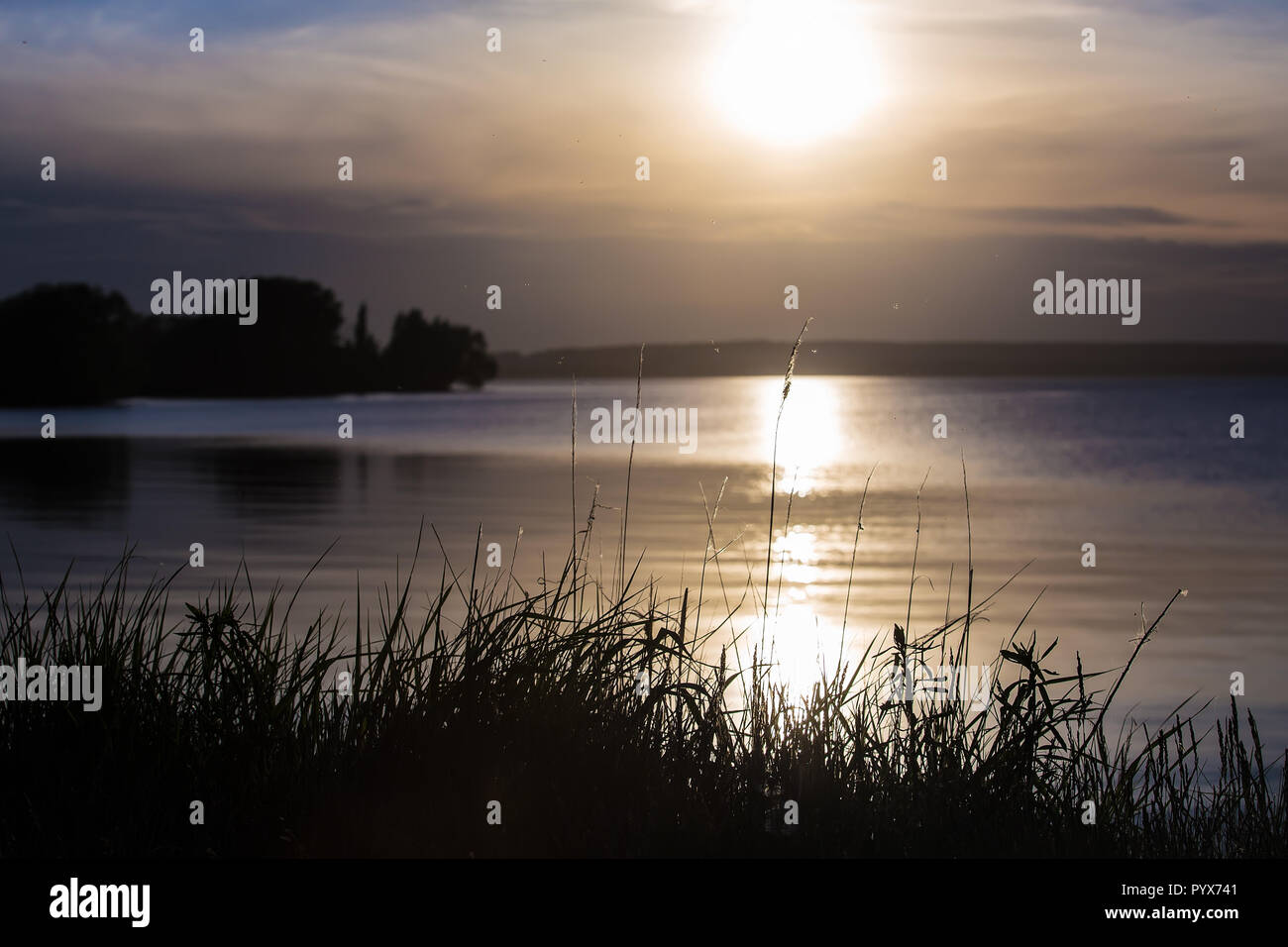 Magnifique coucher de soleil sur le lac en été Banque D'Images