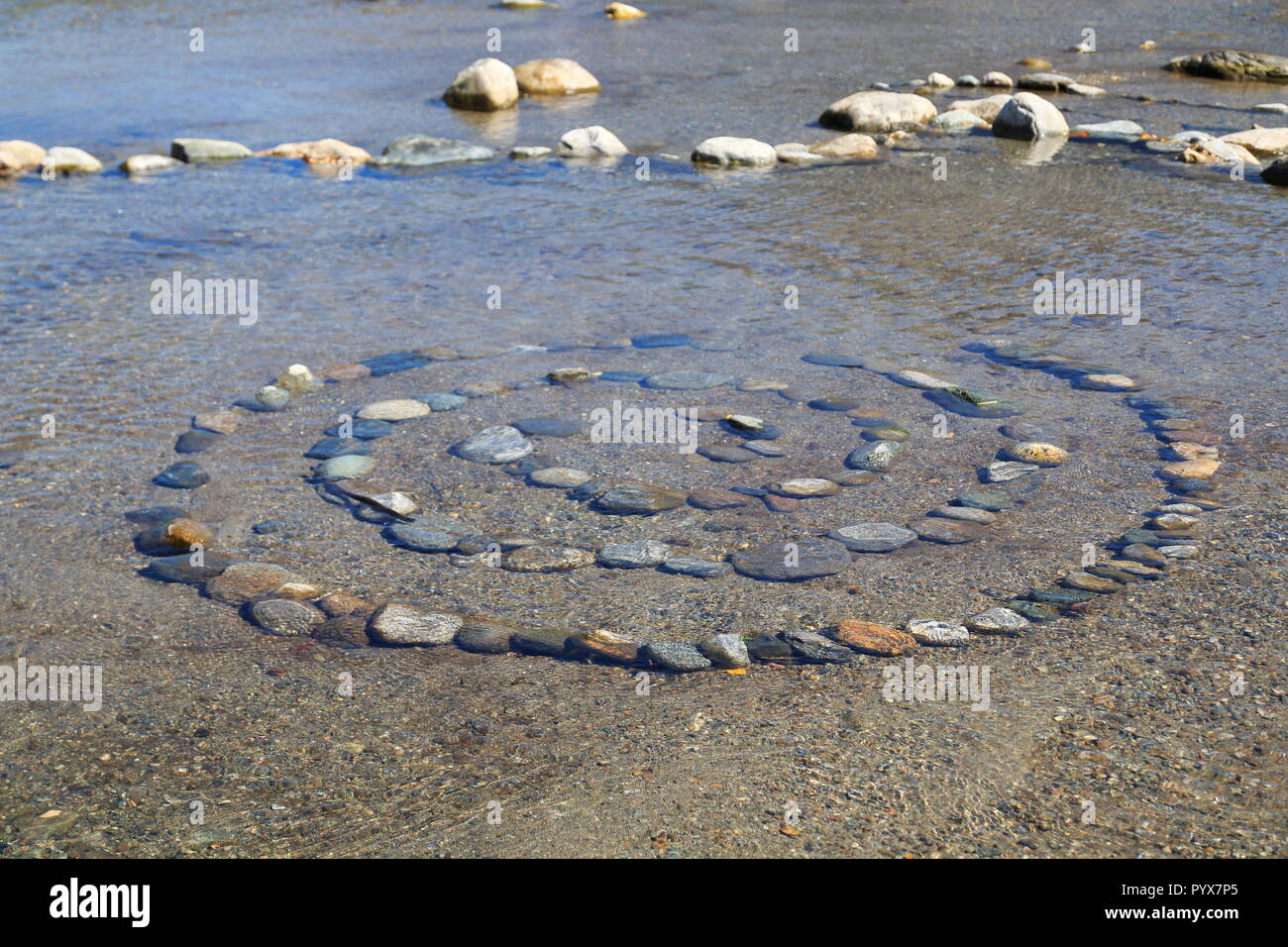 Spirale aus zusammen gesetzten Steinen im Wasser, esoterischSteine, Spirale, Banque D'Images