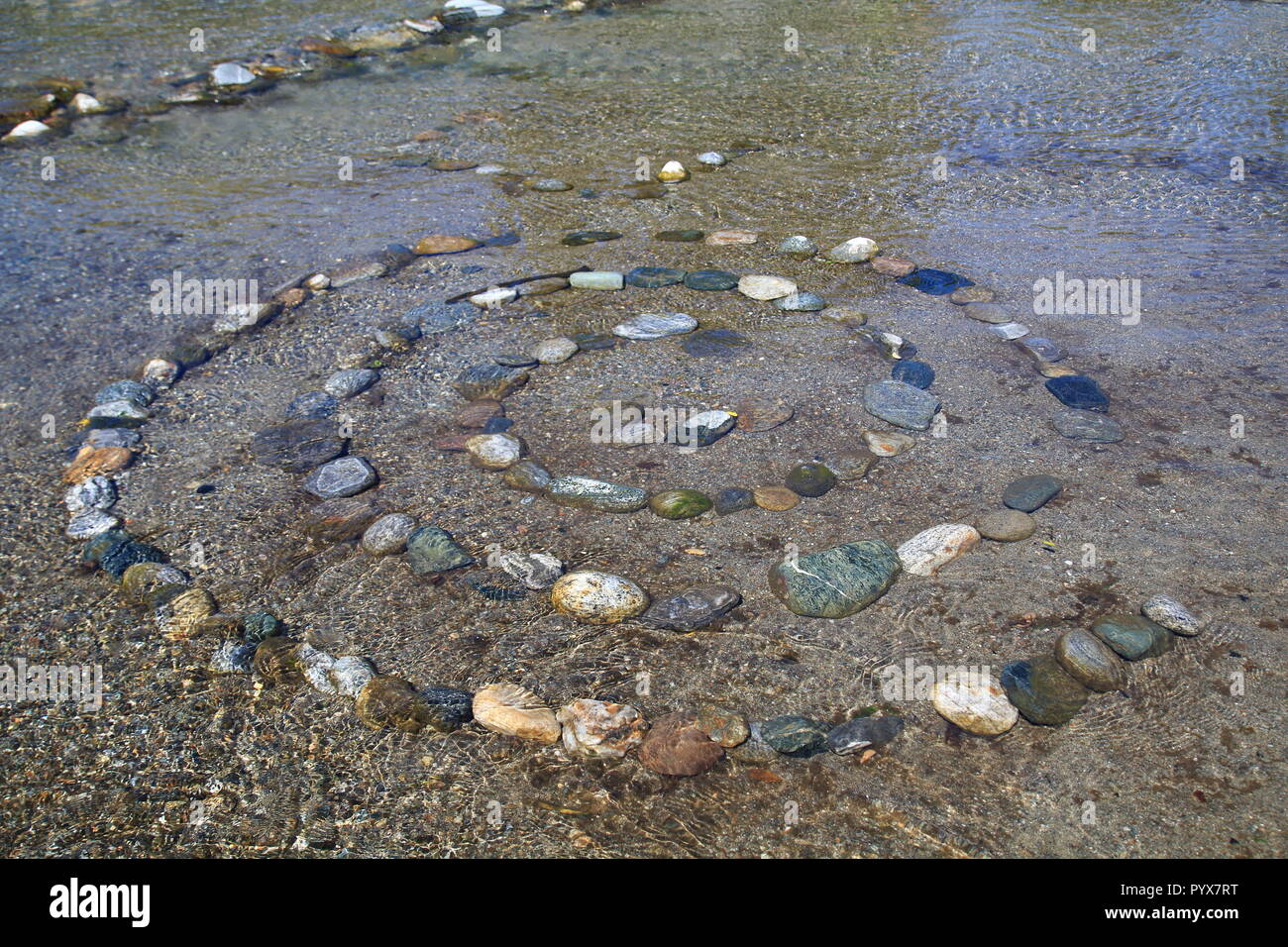 Spirale aus zusammen gesetzten Steinen im Wasser, esoterischSteine, Spirale, Banque D'Images