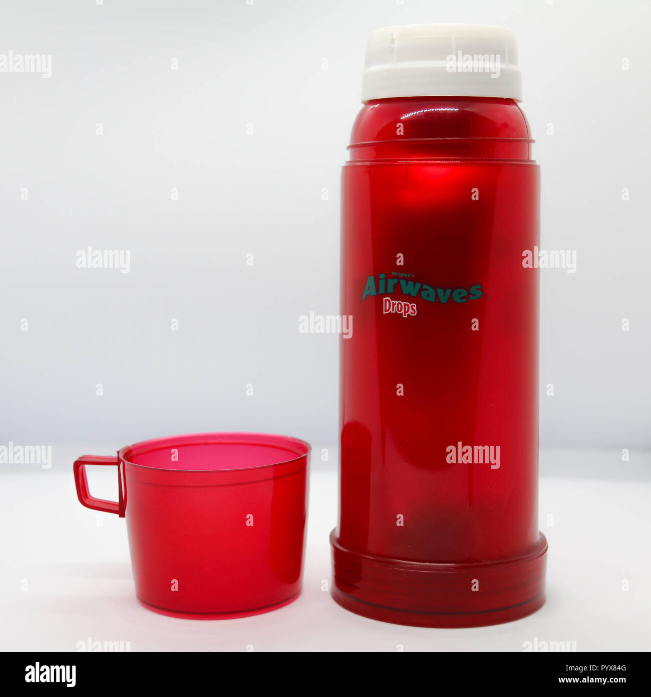 Rouge et blanc en plastique gouttes ondes avec Tasse thermos. Banque D'Images