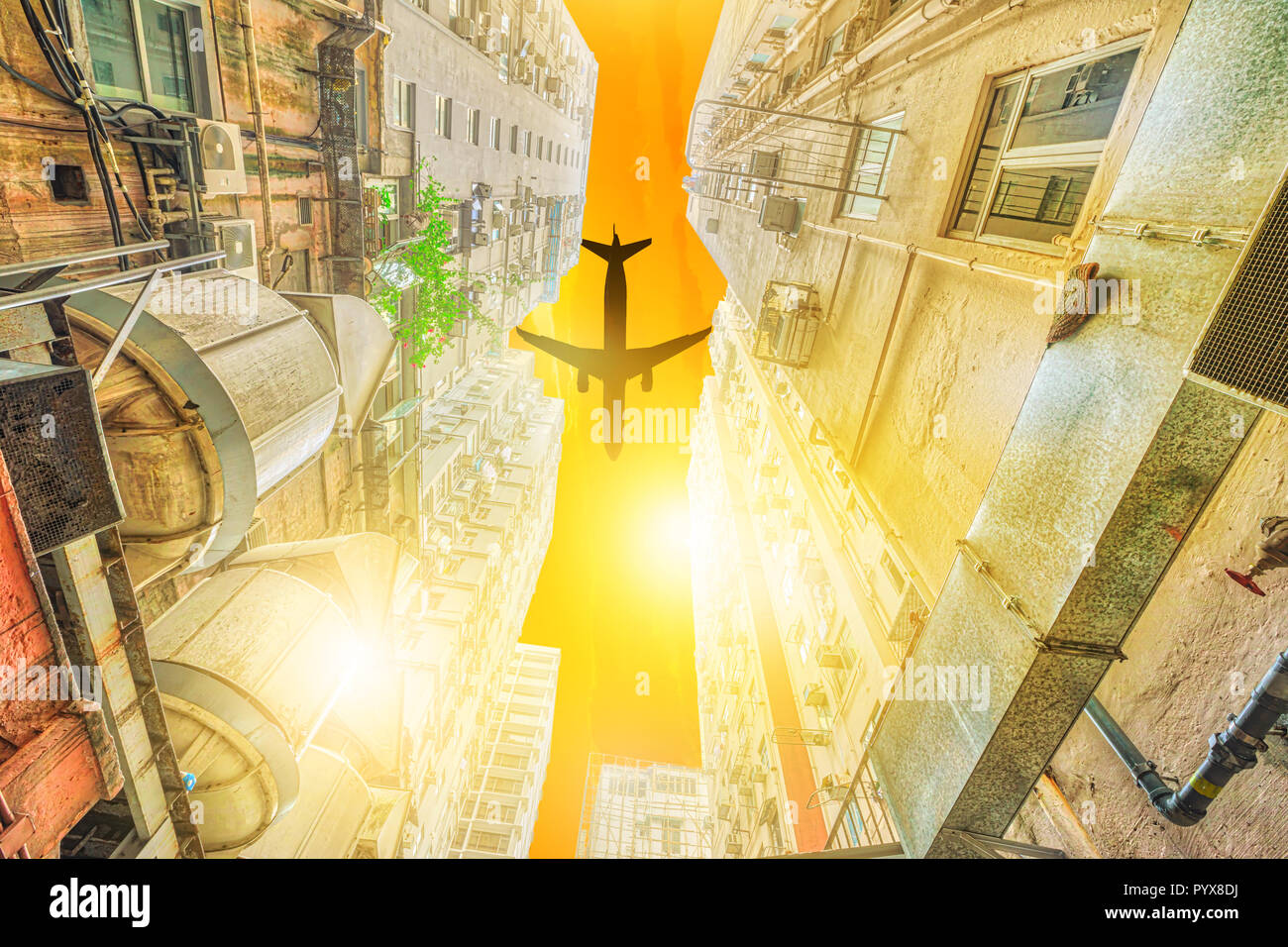 Hong Kong au coucher du soleil de l'avion survolant les gratte-ciel modernes sur Hong Kong, avec la lumière du soleil du ciel au coucher du soleil. Banque D'Images