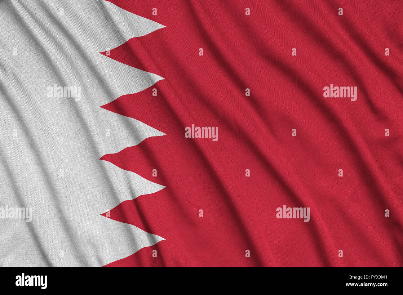 Drapeau de Bahreïn est représenté sur un tissu de sport avec de nombreux plis. L'équipe Sport forme banner Banque D'Images