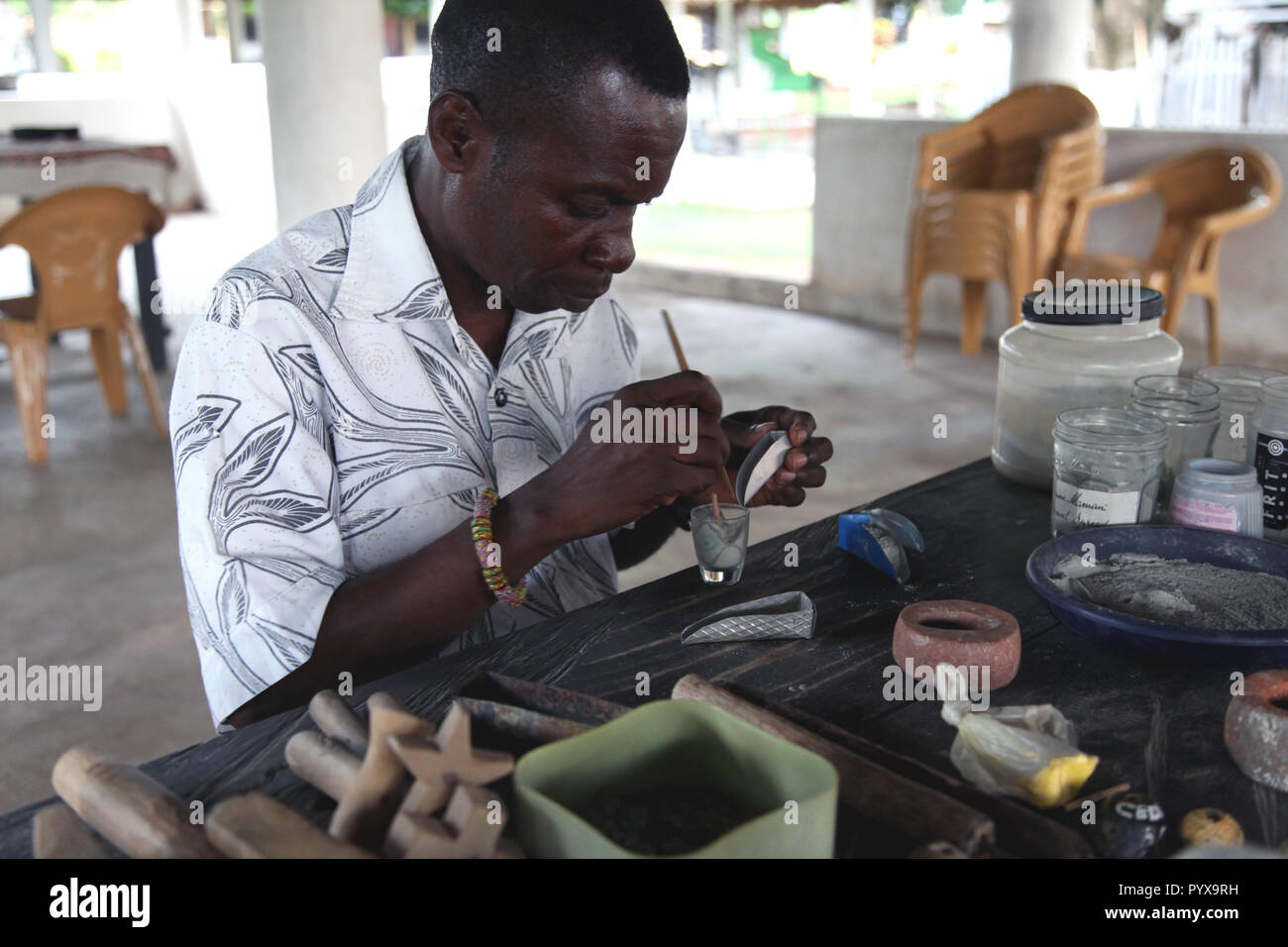 Perle de verre coloré à l'usine de fabrication de colle de l'IDEC, Krobo Odumasi, Ghana Banque D'Images