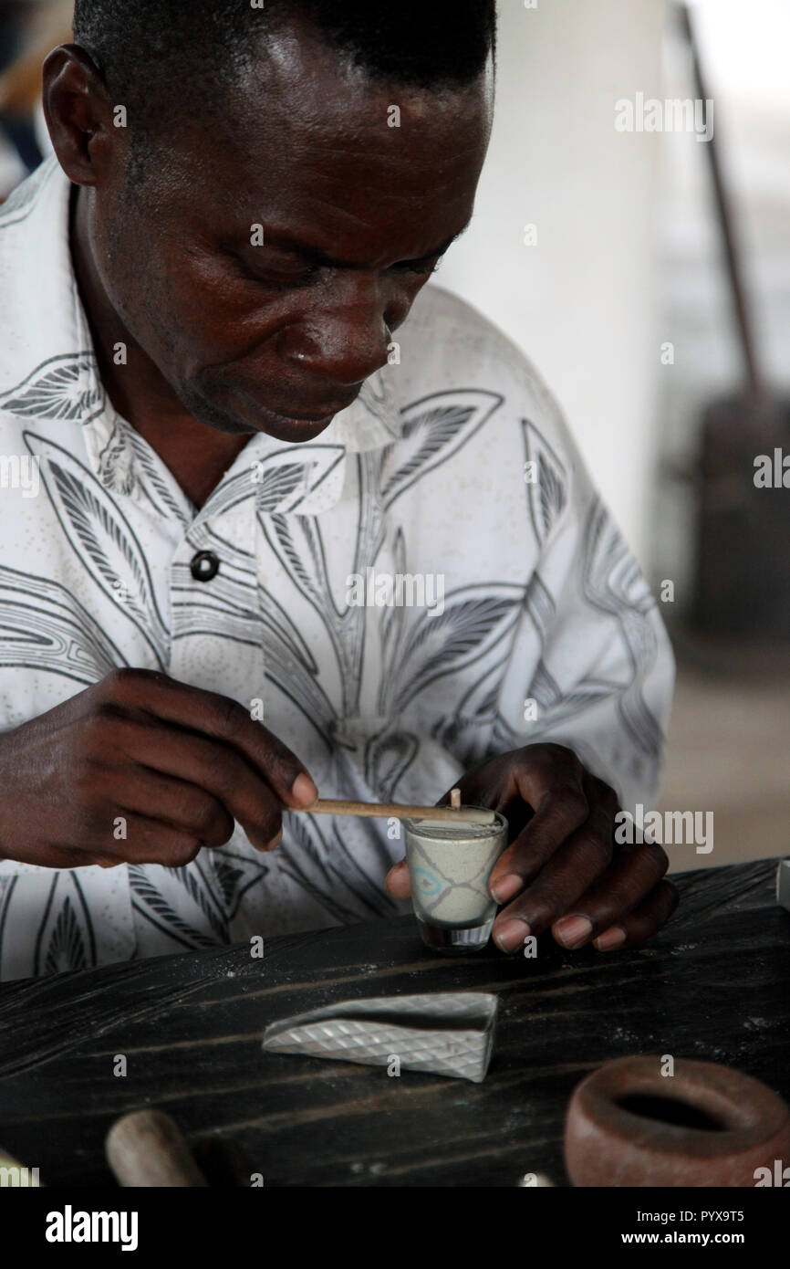 Perle de verre coloré à l'usine de fabrication de colle de l'IDEC, Krobo Odumasi, Ghana Banque D'Images