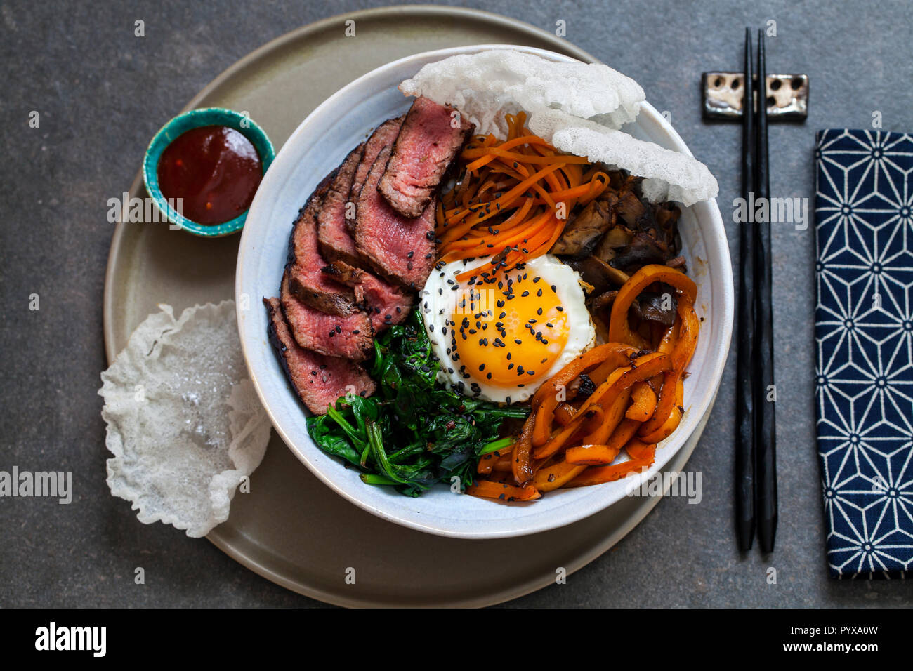 Bibimbap Coréen, boeuf et légumes lave Banque D'Images