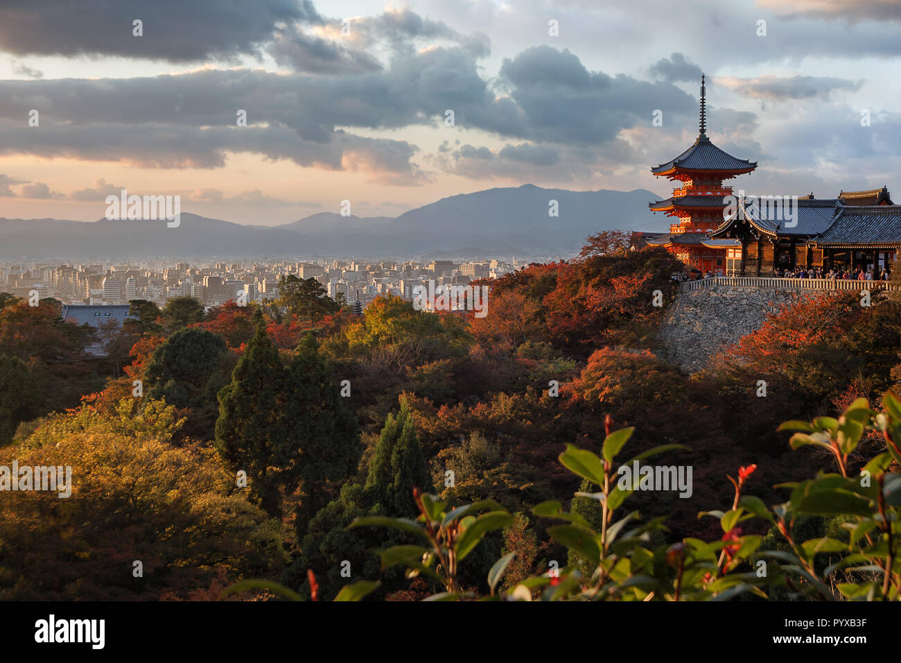 Temple Kiyomizu-dera est un temple bouddhiste sur le mont Otowa à Kyoto, au Japon. Banque D'Images