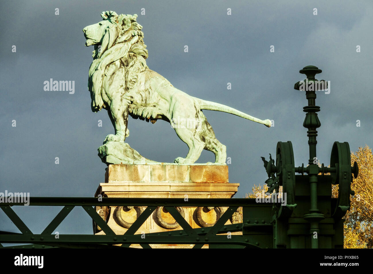 Lion de bronze debout sur Schemerlbrücke, pont canal de Vienne Vienne Autriche sculpture Nussdorf, Europe Banque D'Images