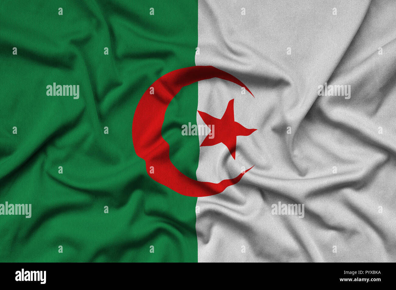 L'Algérie drapeau est représenté sur un tissu sport avec de nombreux plis.  L'équipe Sport forme banner Photo Stock - Alamy