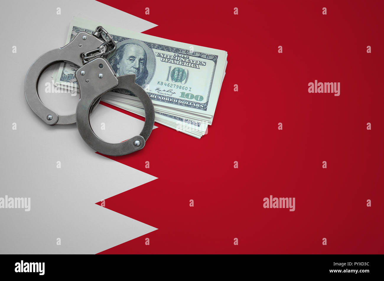 Drapeau Bahreïn avec des menottes et un paquet de dollars. Le concept d'enfreindre la loi et les voleurs des crimes. Banque D'Images