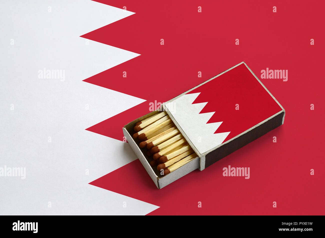 Drapeau de Bahreïn est illustré dans une boîte d'allumettes, qui est rempli avec des allumettes et se trouve sur un grand drapeau. Banque D'Images