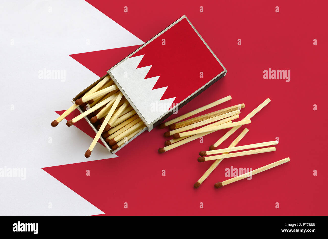 Drapeau de Bahreïn est indiqué sur une boîte d'allumettes, à partir de laquelle plusieurs matches de l'automne et se trouve sur un grand drapeau. Banque D'Images