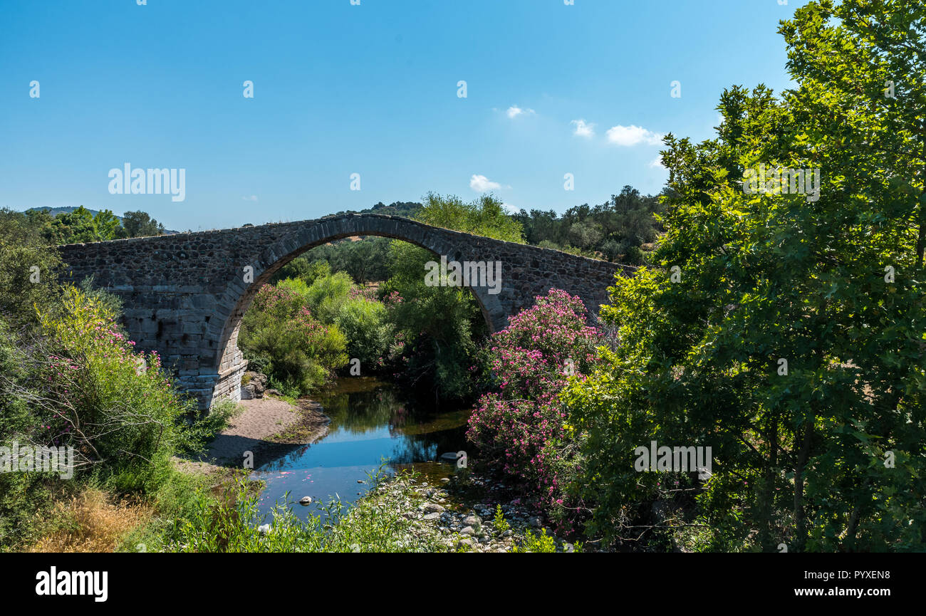Ancien pont sur l'île de Lesvos de Kremasti en Grèce Banque D'Images Ancien pont sur l'île de Lesvos de Kremasti en Grèce Banque D'Images