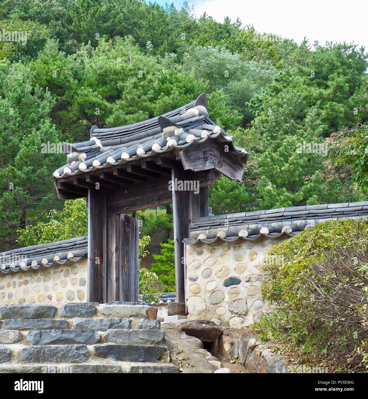 Palais traditionnel coréen porte, porte en bois Banque D'Images