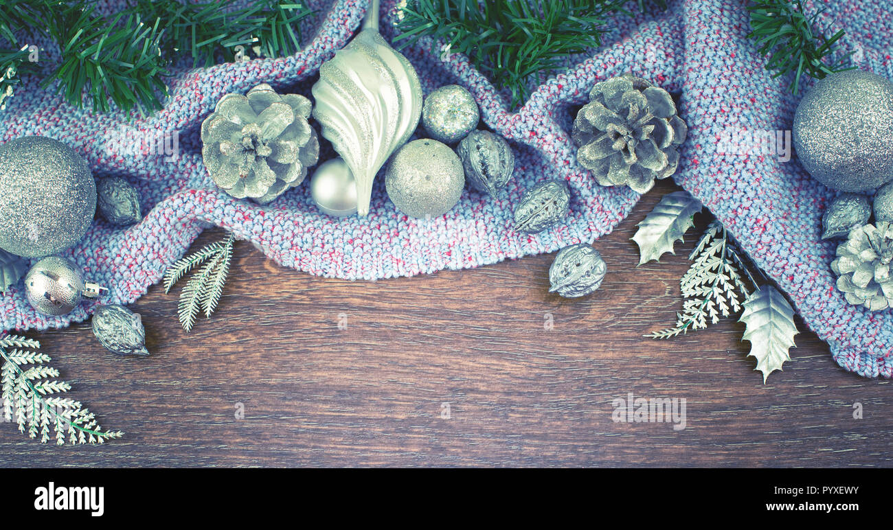 Composition de Noël bannière balles brillants branches cônes noix feuilles en bois de cèdre d'argent sur fond sombre plaid violet. Vue supérieure mise à plat f sélective Banque D'Images