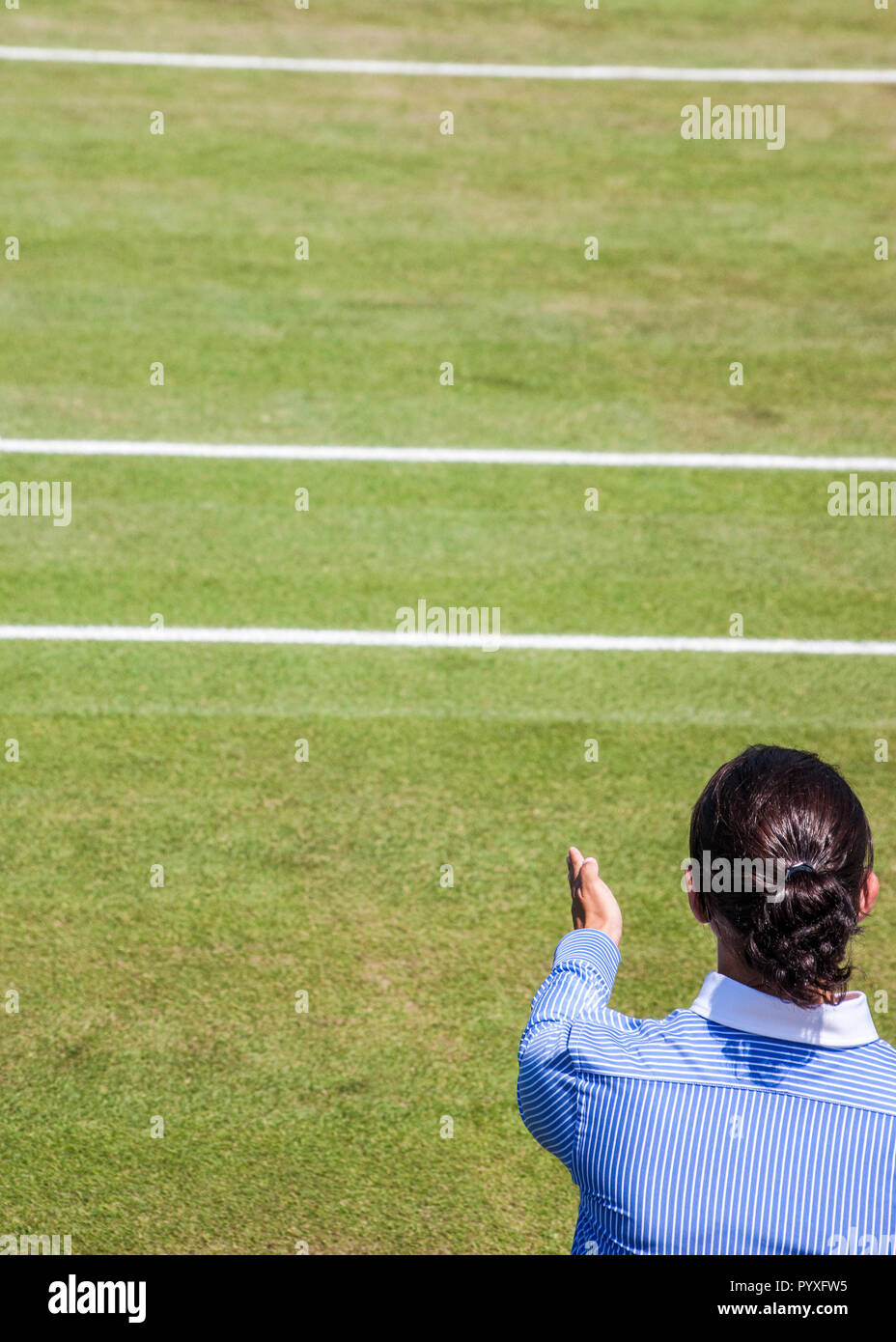 Juge de ligne wimbledon indiquant balle est dans Banque D'Images