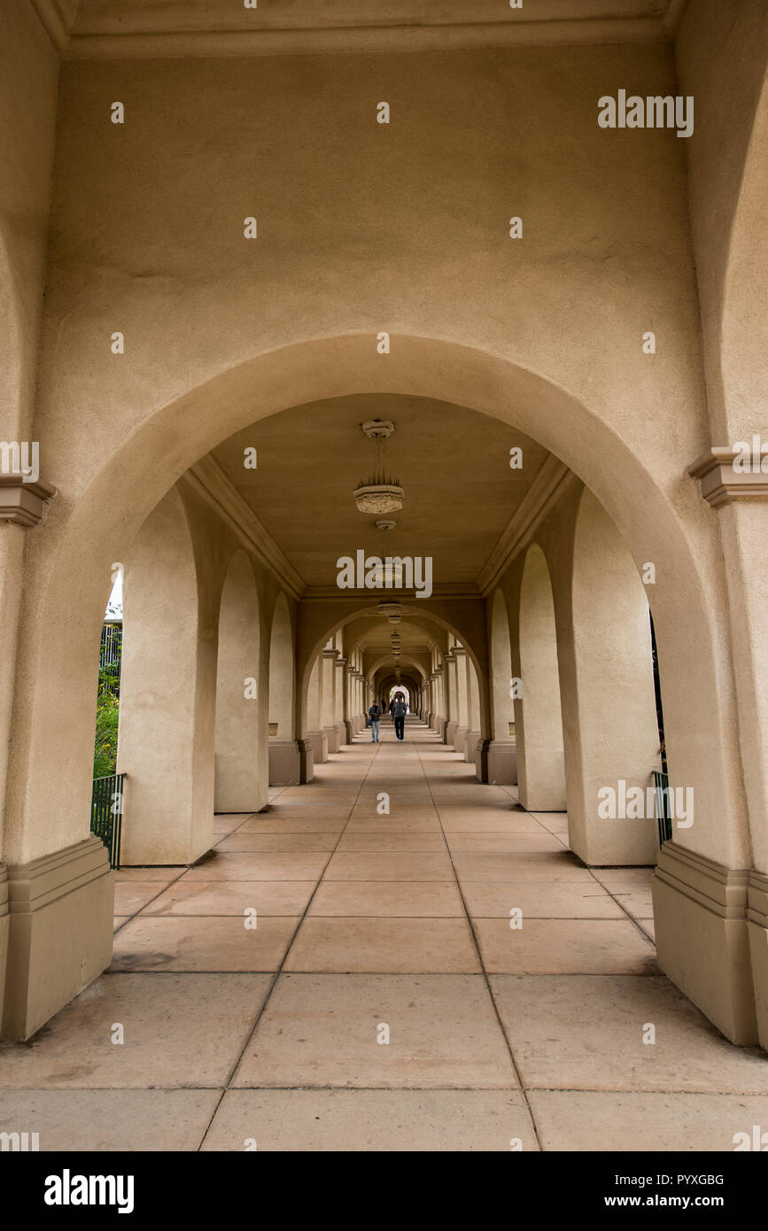 Corridor d'Archway, Place de village, Balboa Park, San Diego, Californie. Banque D'Images
