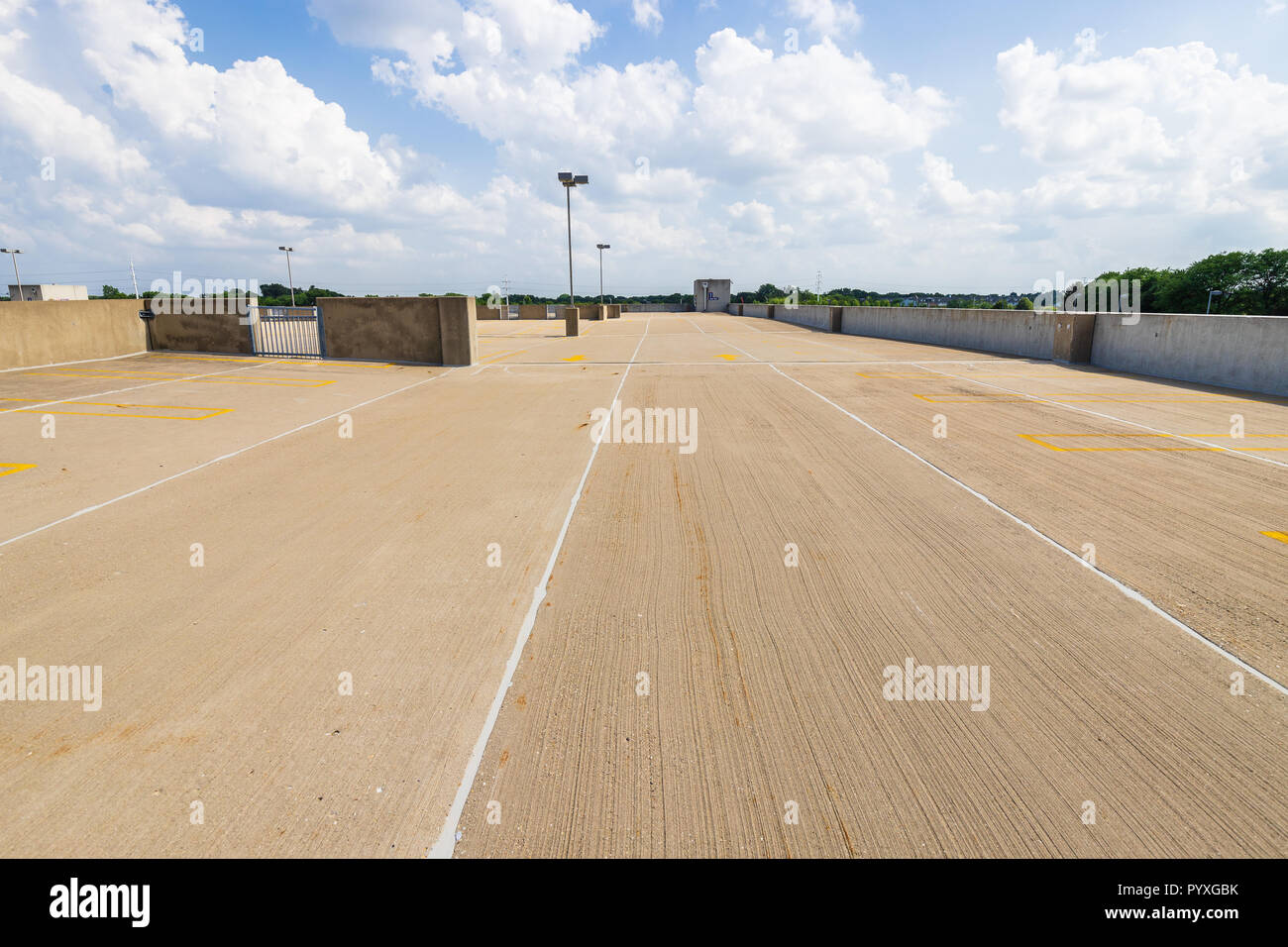 Toit d'un parking couvert avec un ciel bleu. Banque D'Images