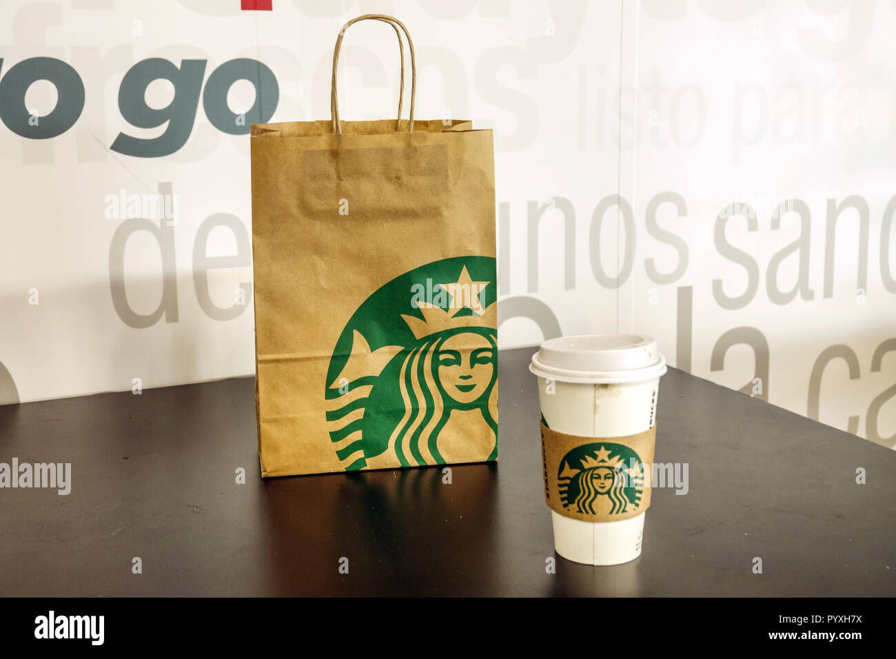 Tasse de café Starbucks à emporter et sac de papier à emporter Banque D'Images Tasse de café Starbucks à emporter et sac de papier à emporter Banque D'Images