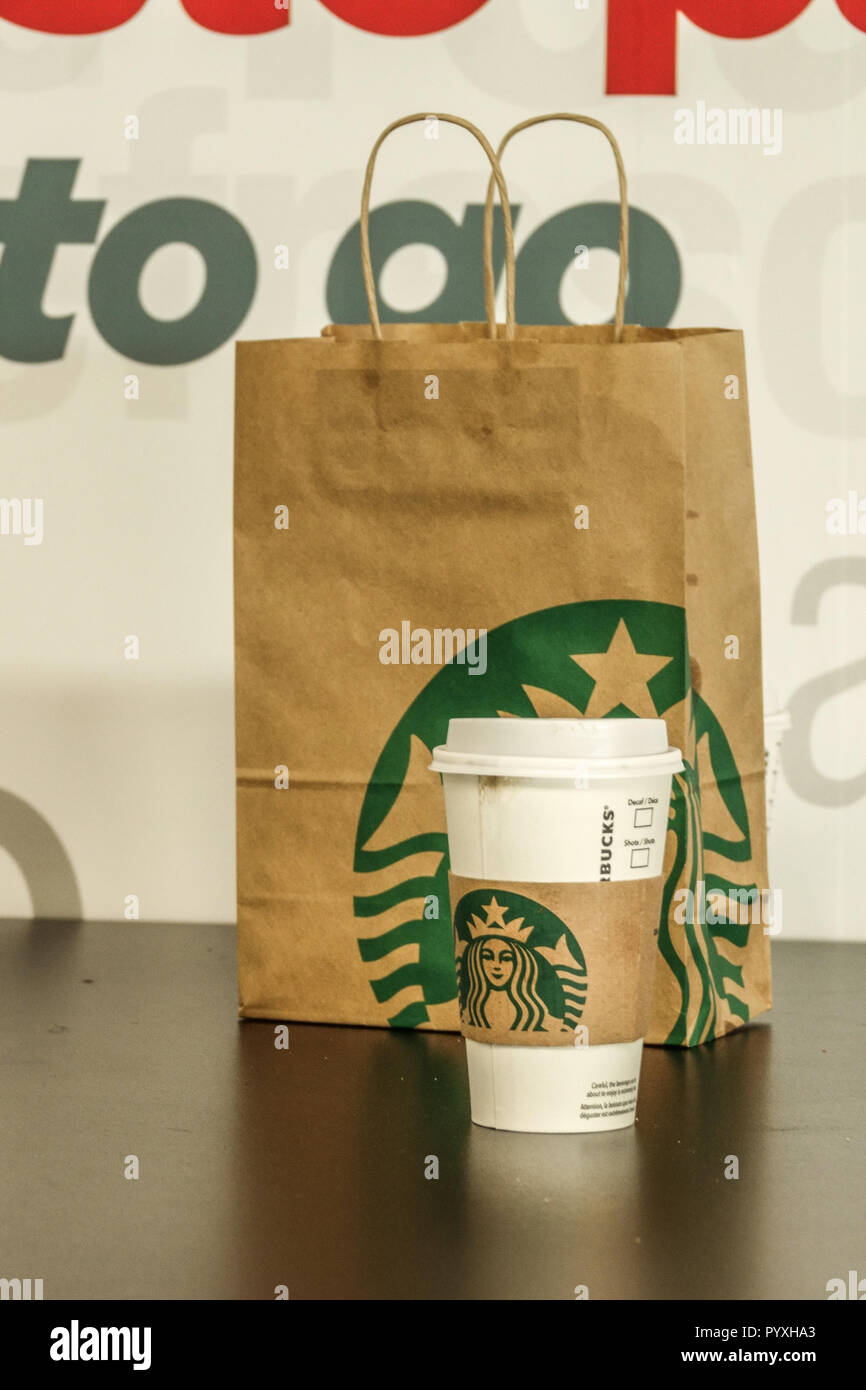 Café Starbucks pour aller tasse et sac en papier Banque D'Images