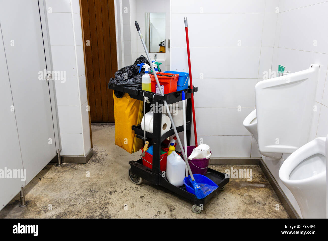 Nettoyage des toilettes Banque de photographies et d'images à haute  résolution - Alamy