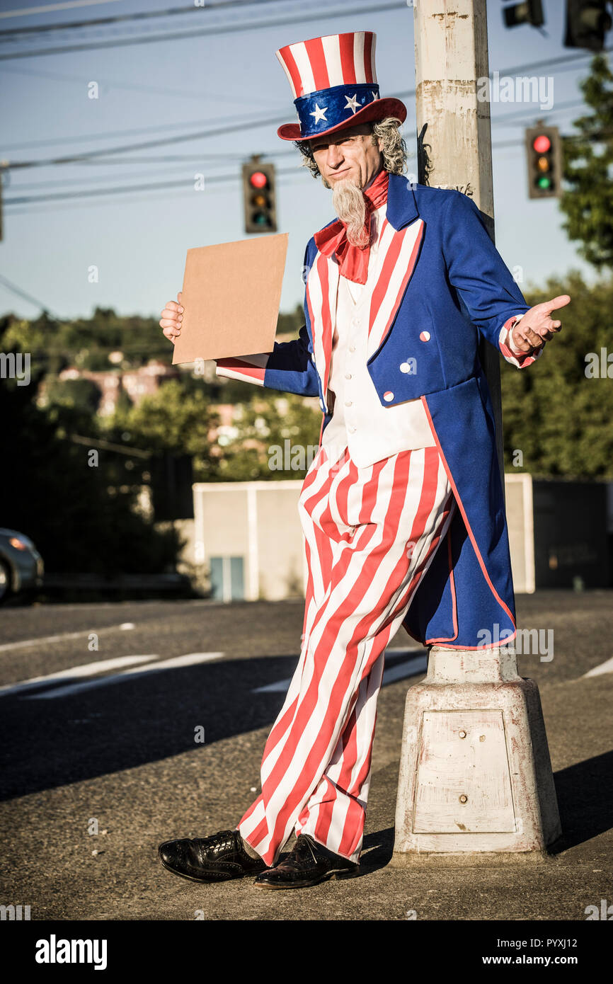 Un personnage de l'Oncle Sam avec un signe comme si elle est la mendicité. Ajouter votre propre message. Banque D'Images