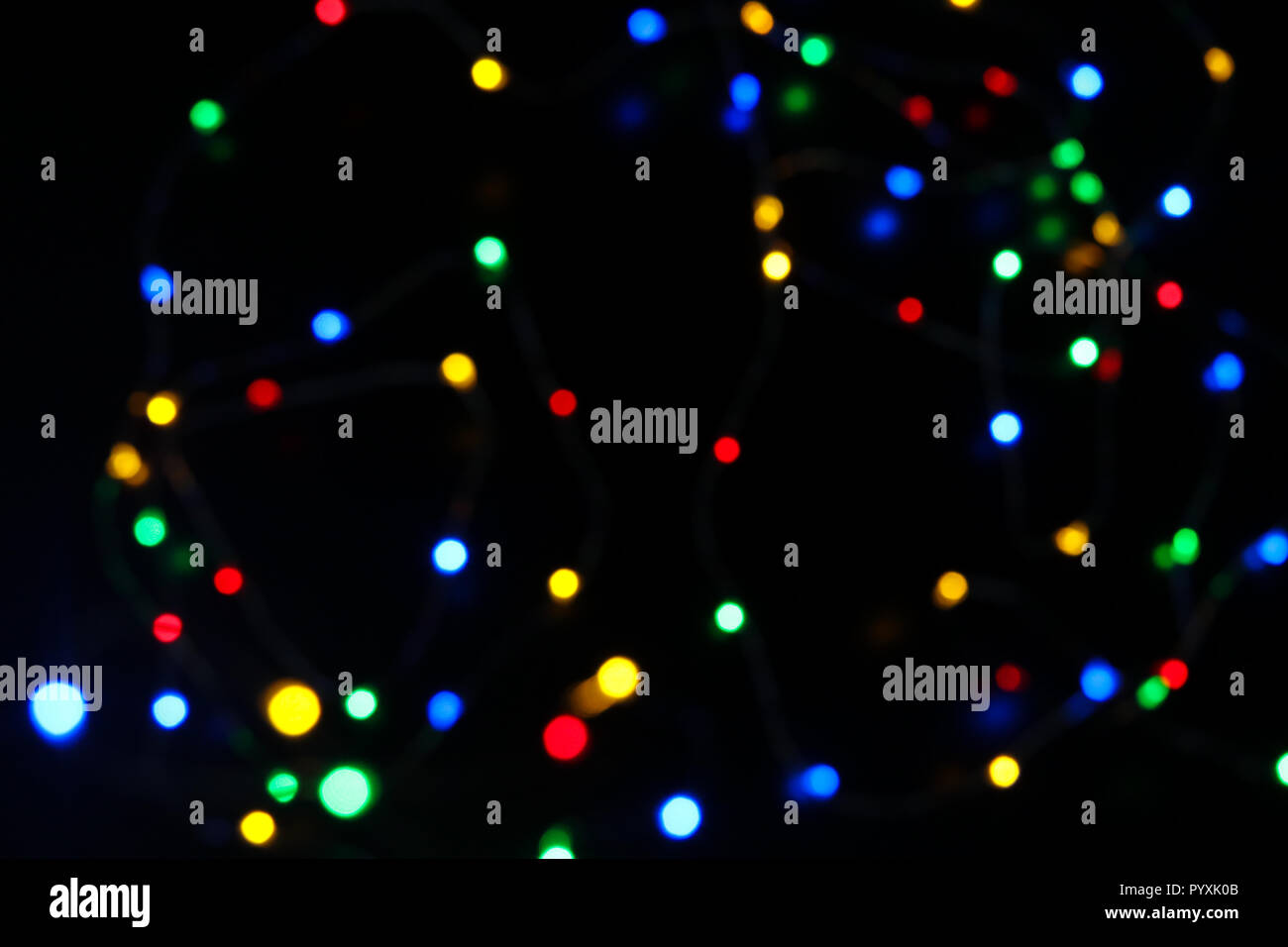 De nombreux feux lumineux bubble trouble gouttes colorées bokeh. Nouvel an et de noël carte de bienvenue de luxe sur fond sombre wallpaper Banque D'Images De nombreux feux lumineux bubble trouble gouttes colorées bokeh. Nouvel an et de noël carte de bienvenue de luxe sur fond sombre wallpaper Banque D'Images