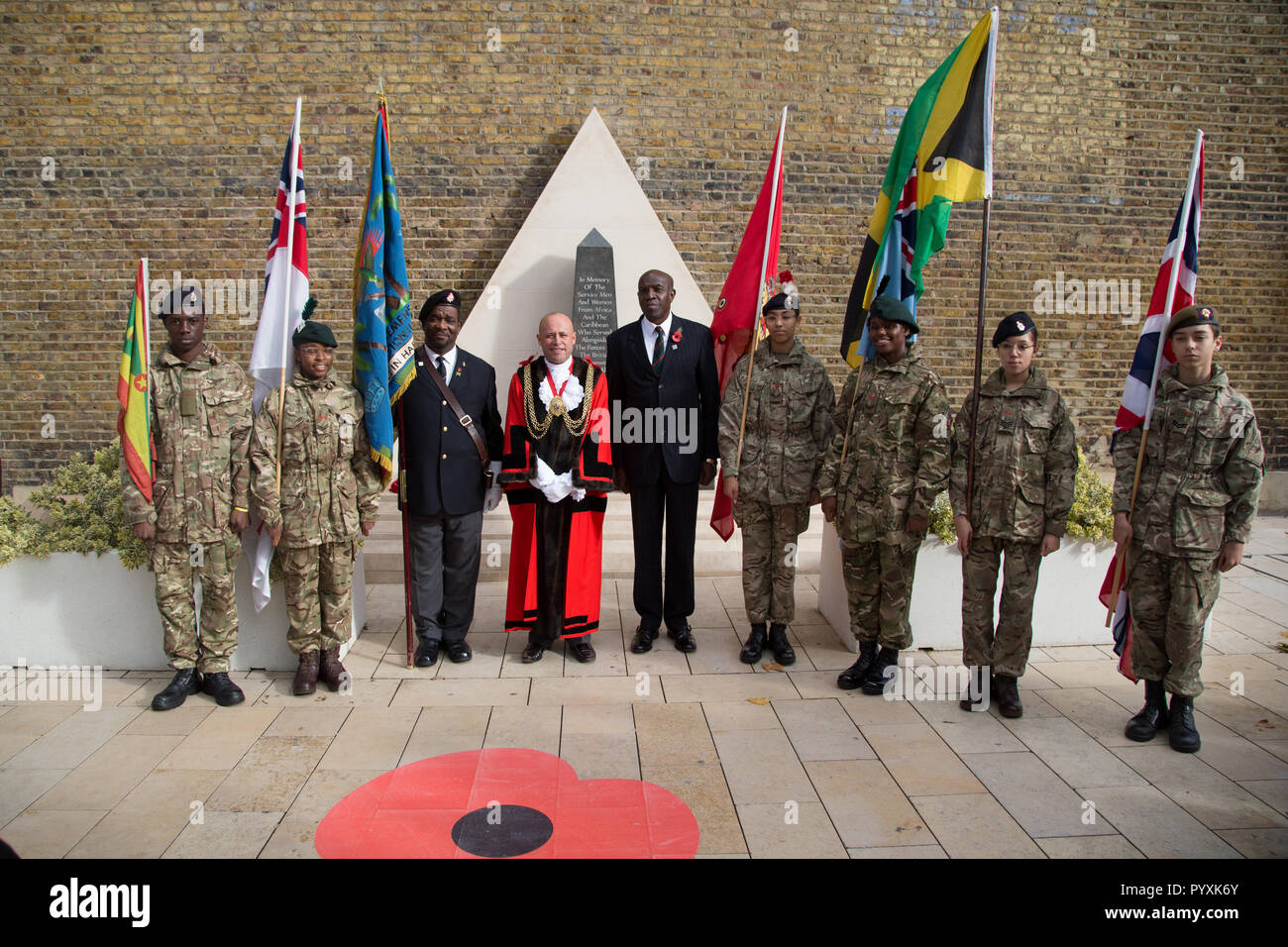 London UK 29 octobre Ouest de l'Association du Personnel de service et le maire de se tenir en face de Lambeth de héros de guerre noire en mars passé mémorial en mémoire Banque D'Images