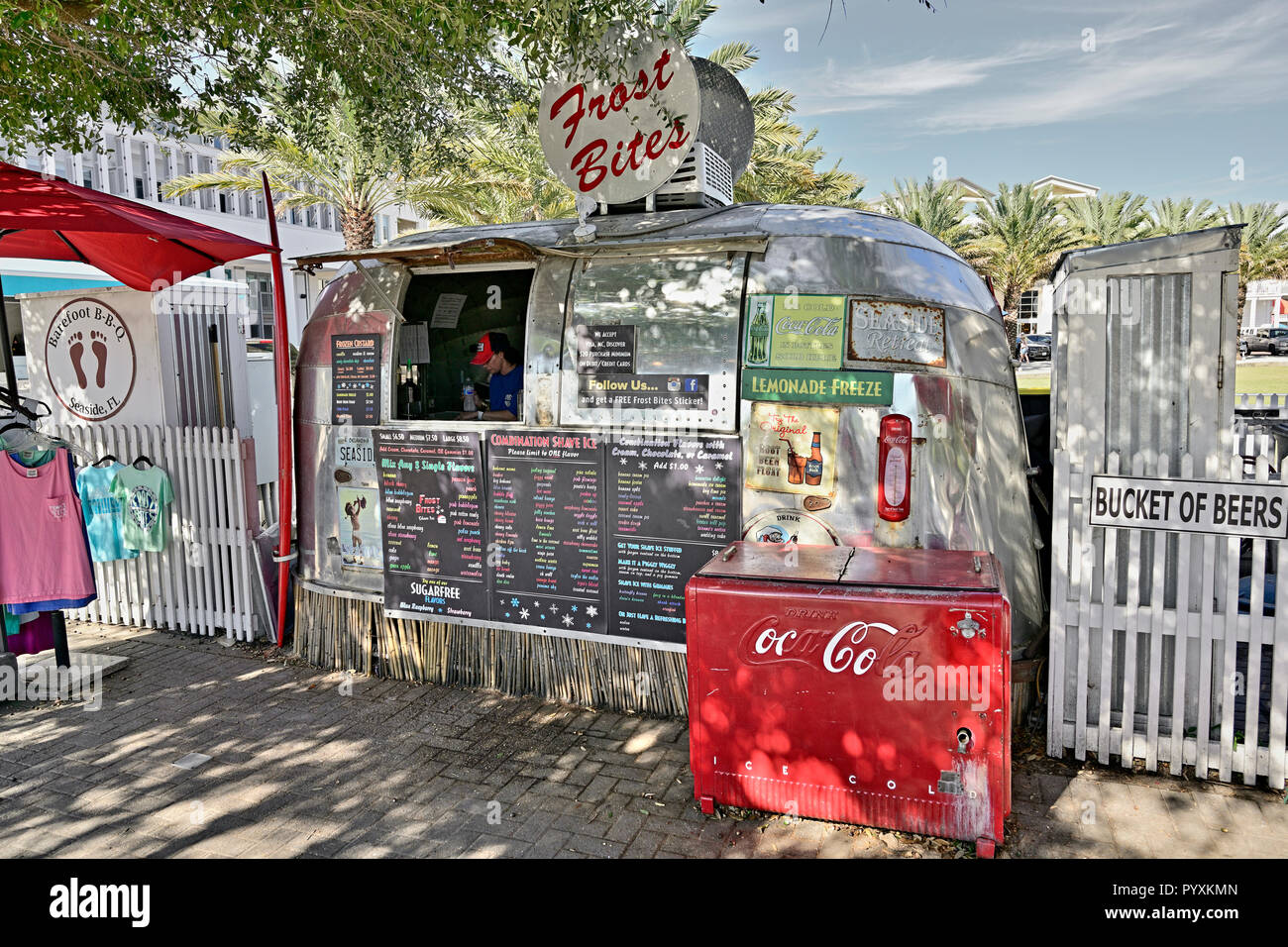 Camion ou remorque alimentaire alimentaire garé le long du trottoir pour les repas en plein air sur la côte de Floride, USA, une attraction touristique populaire. Banque D'Images