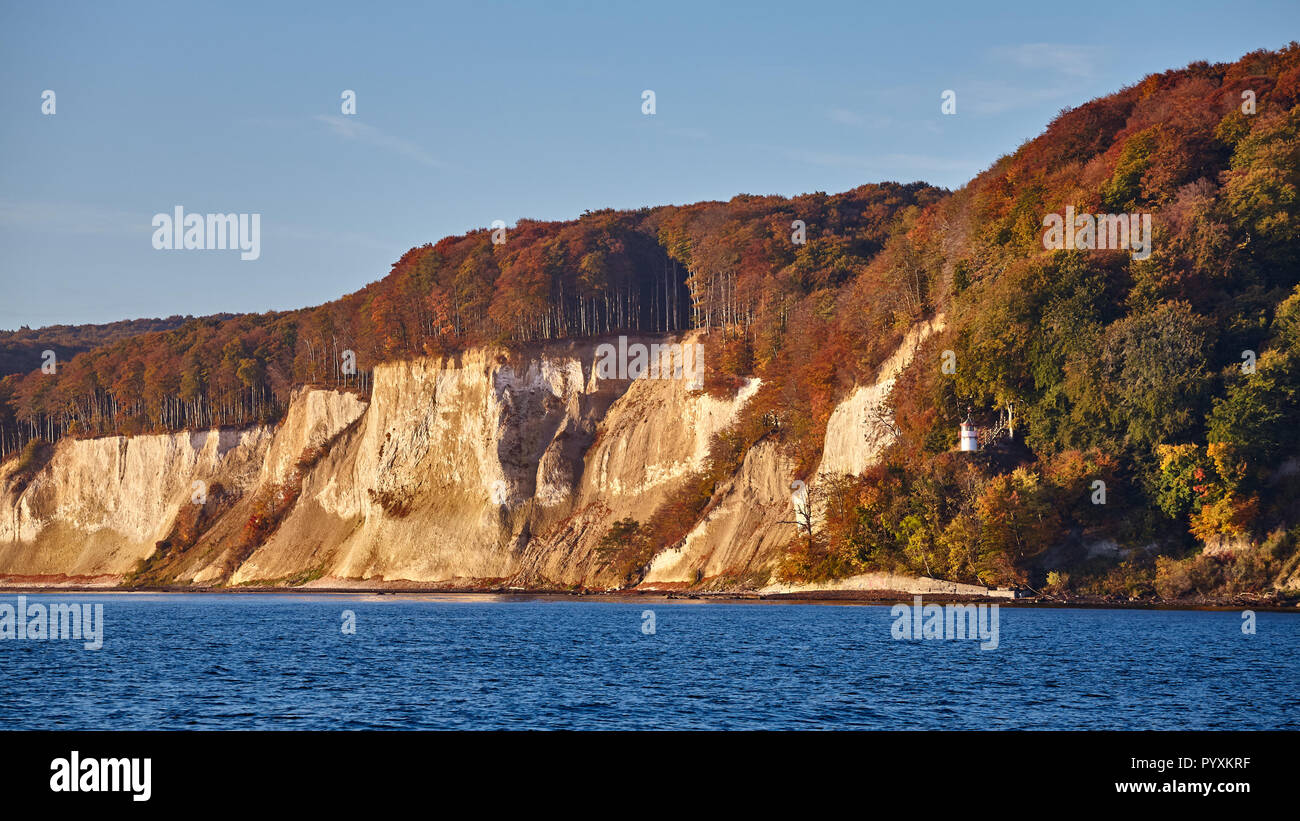 Côte de la Mer Baltique avec l'île de Rugen (Rugia, Ruegen) falaises de craie au lever du soleil, de l'Allemagne. Banque D'Images