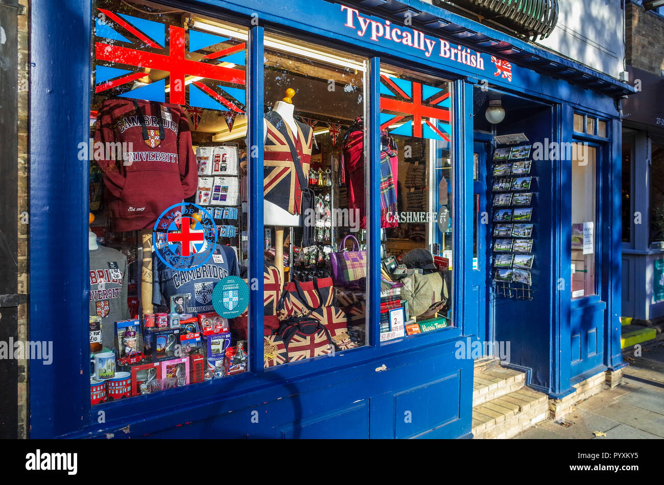Cambridge Tourist Gift Shop - magasin de souvenirs et de cadeaux typiquement britannique dans le centre historique de Cambridge au Royaume-Uni Banque D'Images