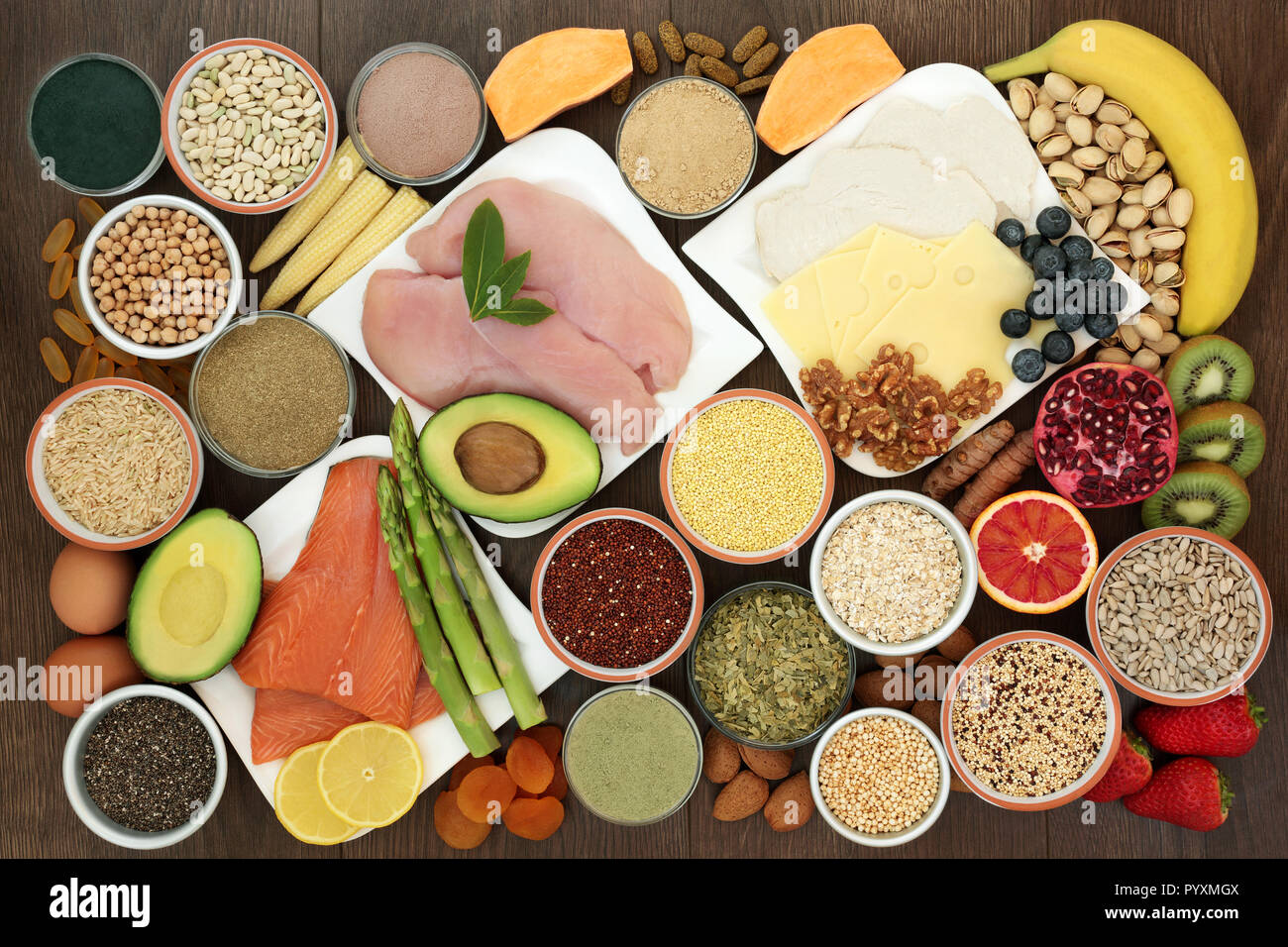 Nourriture santé pour les culturistes en protéines, y compris la viande maigre, saumon, produits laitiers, complément alimentaire pour les poudres et comprimés, les légumineuses, les céréales et céréales. Banque D'Images