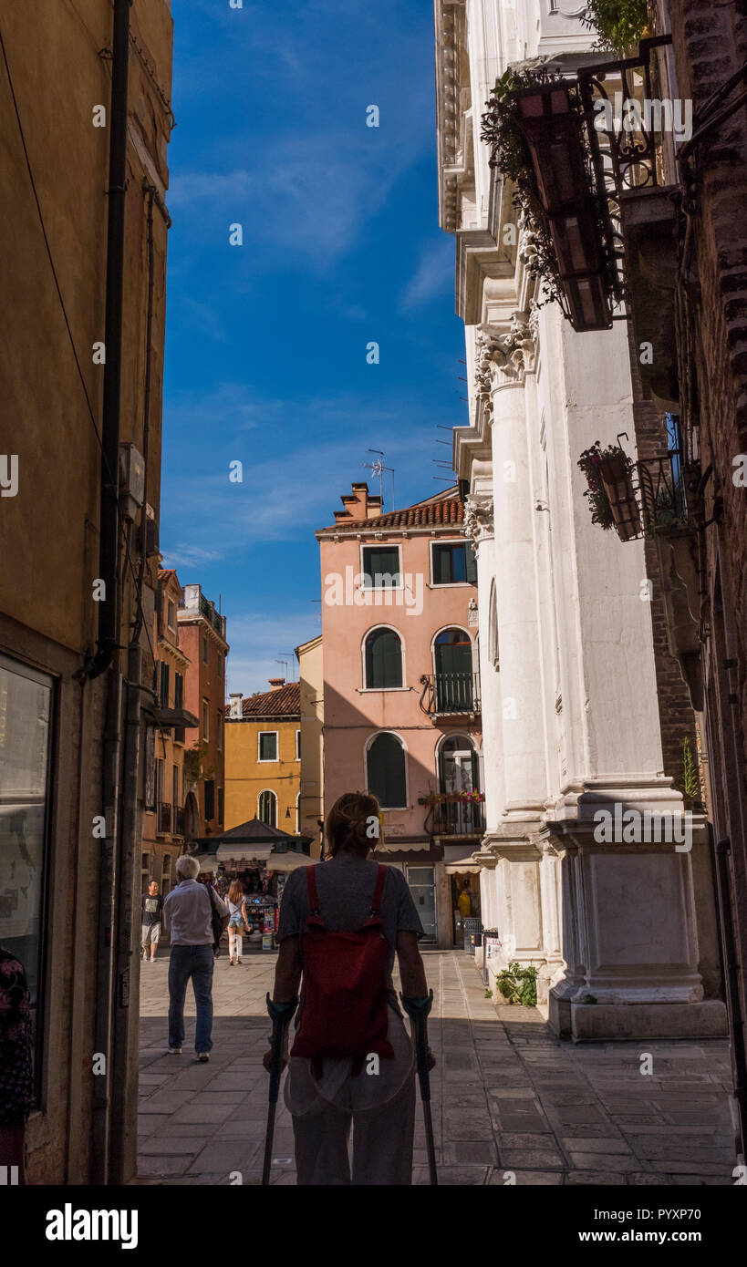 Les touristes d'explorer les rues de Venise, Italie Banque D'Images