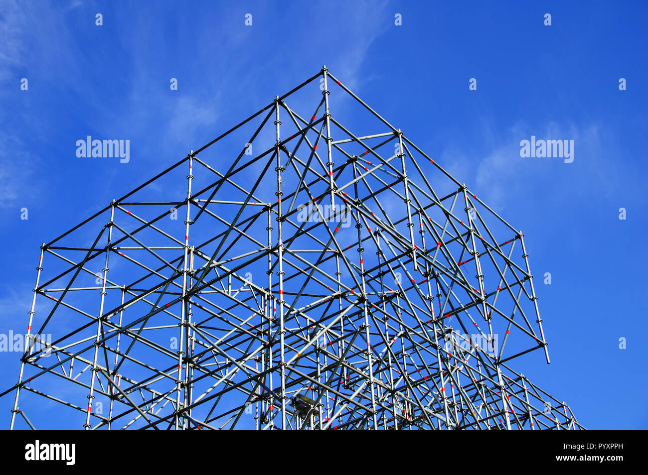 La construction en métal sur un fond de ciel bleu. Banque D'Images