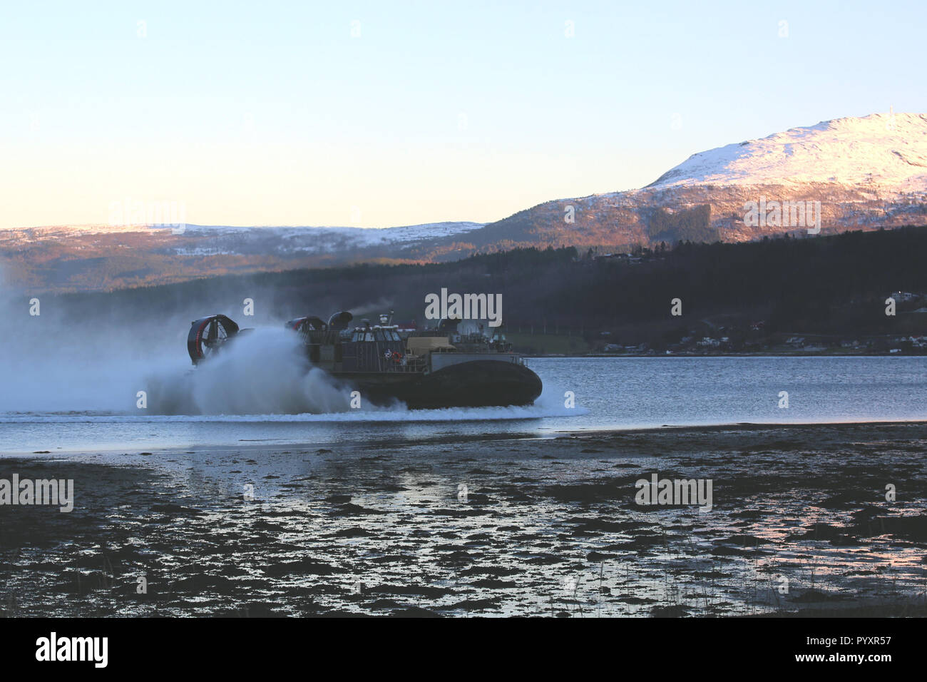 Les Marines américains et les marins à la 24e unité expéditionnaire maritime effectuer un débarquement amphibie à partir du navire à la terre, à bord d'un bateau de débarquement d'un coussin d'air, au cours de l'exercice Trident stade 18 dans Alvund, la Norvège, le 29 octobre 2018. Stade Trident est une multinationale de l'OTAN qui améliore les relations professionnelles et améliore la coordination avec les pays alliés et partenaires des Nations unies. (U.S. Marine Corps photo par le Sgt. Benighted Coppa/libérés) Banque D'Images