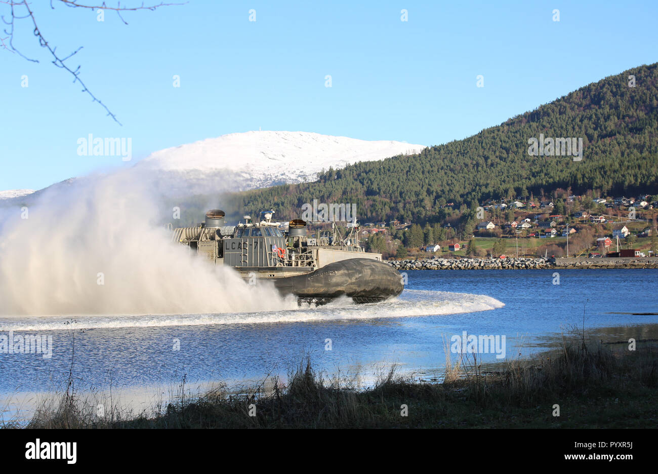 Les Marines américains et les marins à la 24e unité expéditionnaire maritime effectuer un débarquement amphibie à partir du navire à la terre, à bord d'un bateau de débarquement d'un coussin d'air, au cours de l'exercice Trident stade 18 dans Alvund, la Norvège, le 29 octobre 2018. Stade Trident est une multinationale de l'OTAN qui améliore les relations professionnelles et améliore la coordination avec les pays alliés et partenaires des Nations unies. (U.S. Marine Corps photo par le Sgt. Benighted Coppa/libérés) Banque D'Images