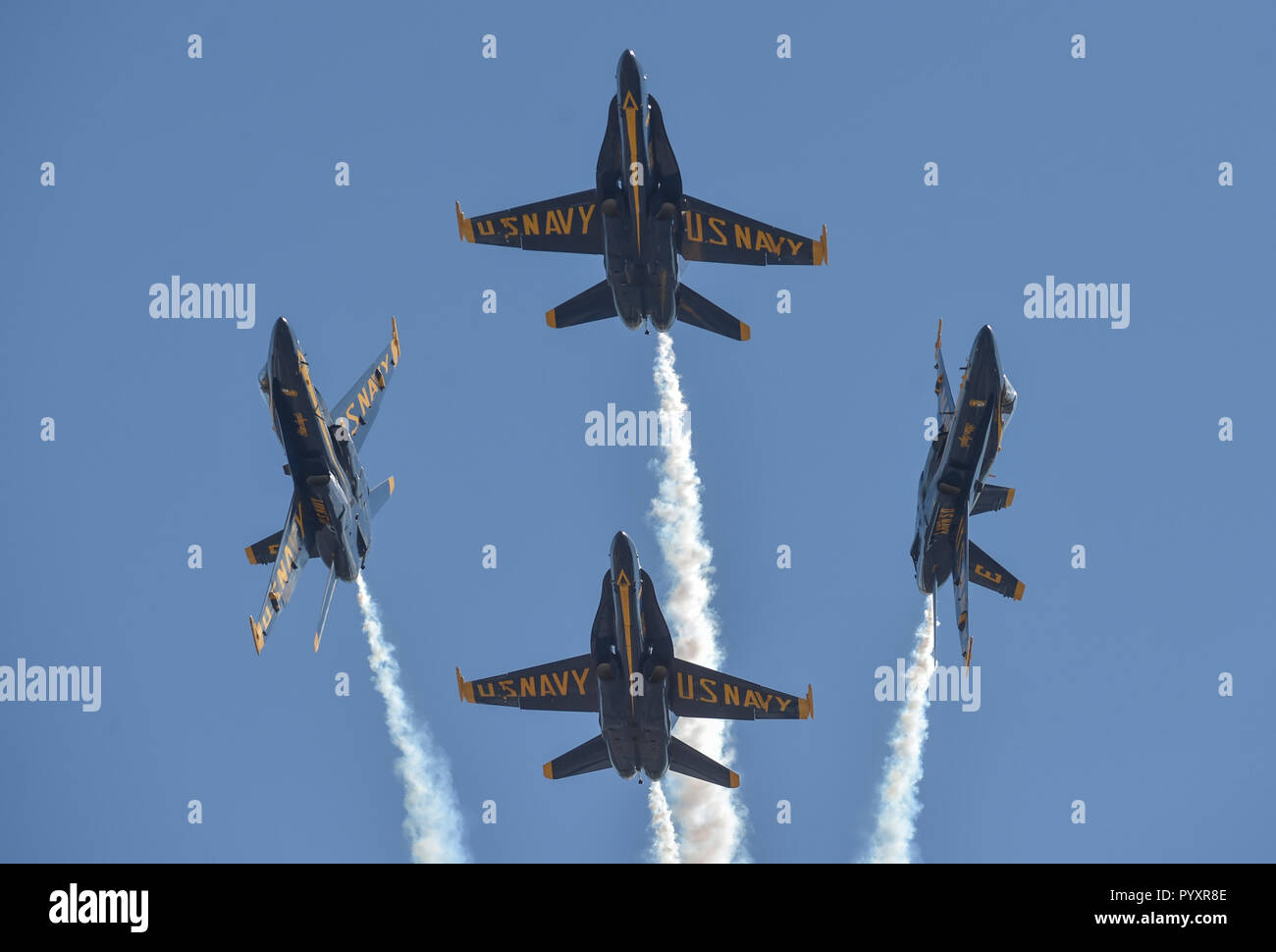 181028-N-UK306-1570 Jacksonville, en Floride (oct. 28, 2018) l'Escadron de démonstration en vol de l'US Navy, le Blue Angels, Diamond pilotes accomplissent la Croix Pause faible au cours d'une manifestation à l'Air Show at JAX NAS Naval Air Station Jacksonville. Les Anges bleus sont tenues de remplir plus de 60 manifestations à plus de 30 endroits à travers les États-Unis et le Canada en 2018. (U.S. Photo par marine Spécialiste de la communication de masse 2e classe Timothy Schumaker/libérés) Banque D'Images